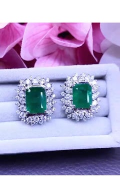 Amazing 11, 29 Carats of Emeralds and Diamonds on Earrings