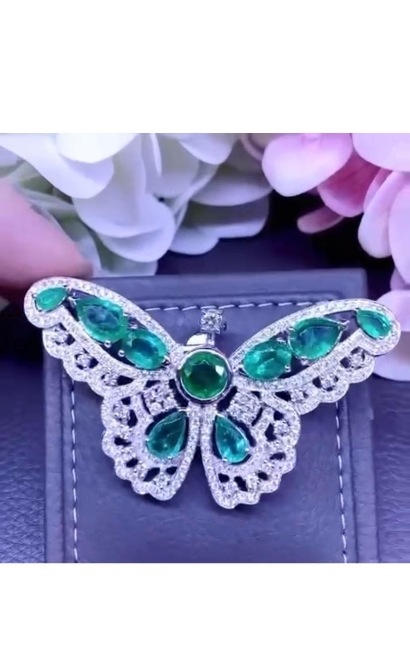 From butterfly collection, original pendant/brooch in 18k gold with natural Zambian Emeralds of 10 carats, extra fine quality , spectacular color , and natural diamonds of 3,15 F/VS.
Handcrafted by artisan goldsmith.
Excellent manufacture and