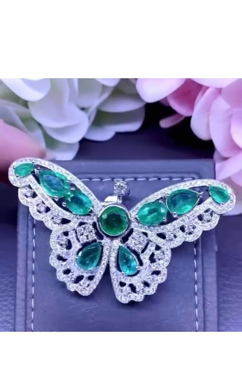 AIG Certified 10.00 Carats Zambian Emeralds  3.15 Ct Diamonds Brooch Pendant In New Condition For Sale In Massafra, IT