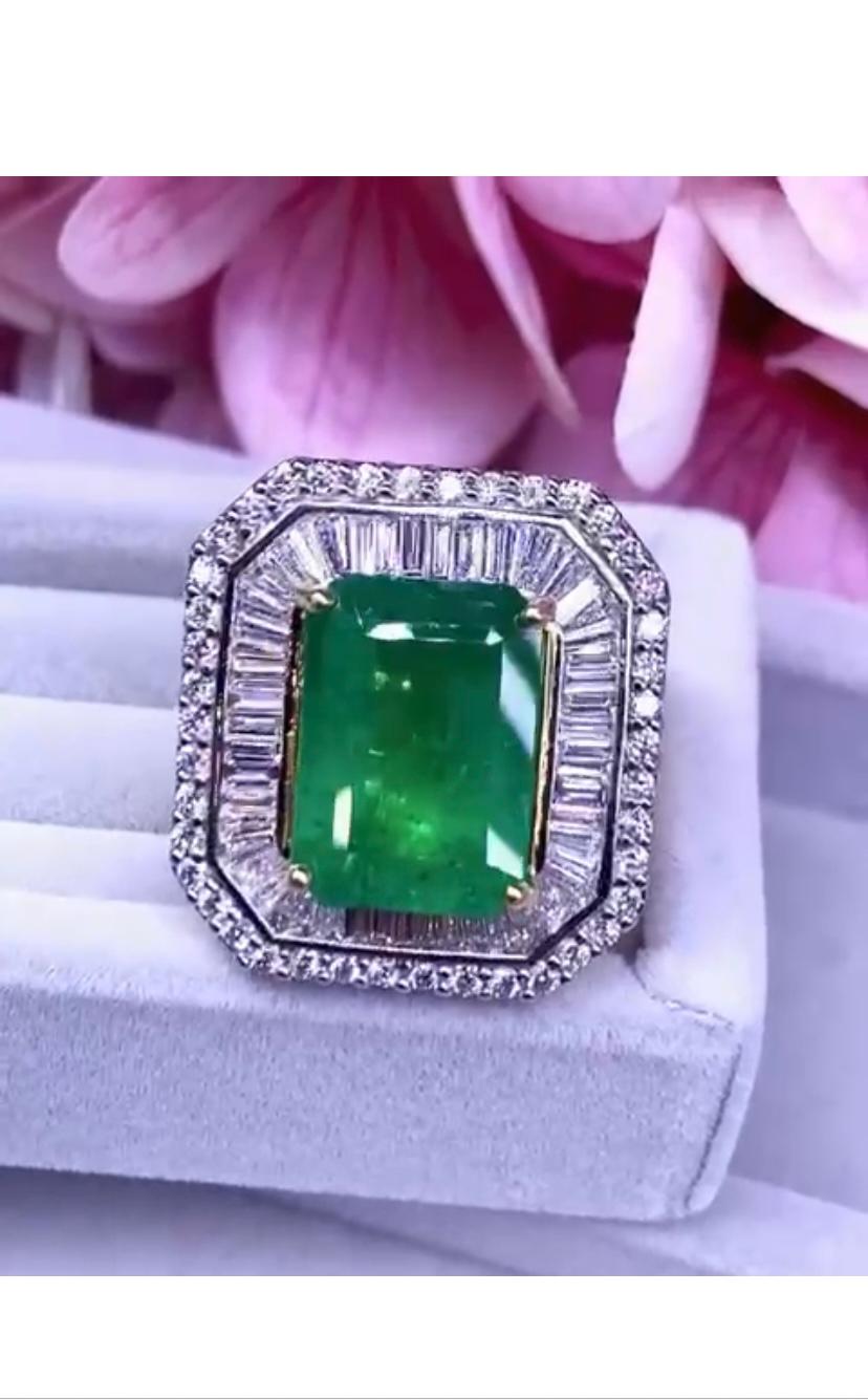 An exclusive design handmade by Italian artisan, in 18k gold with a Zambia emerald of 11,26 carats, fine quality, and baguettes and round brilliant cut diamonds of 3,25 carats, F/VS.
Handcrafted by artisan goldsmith.
Excellent manufacture and