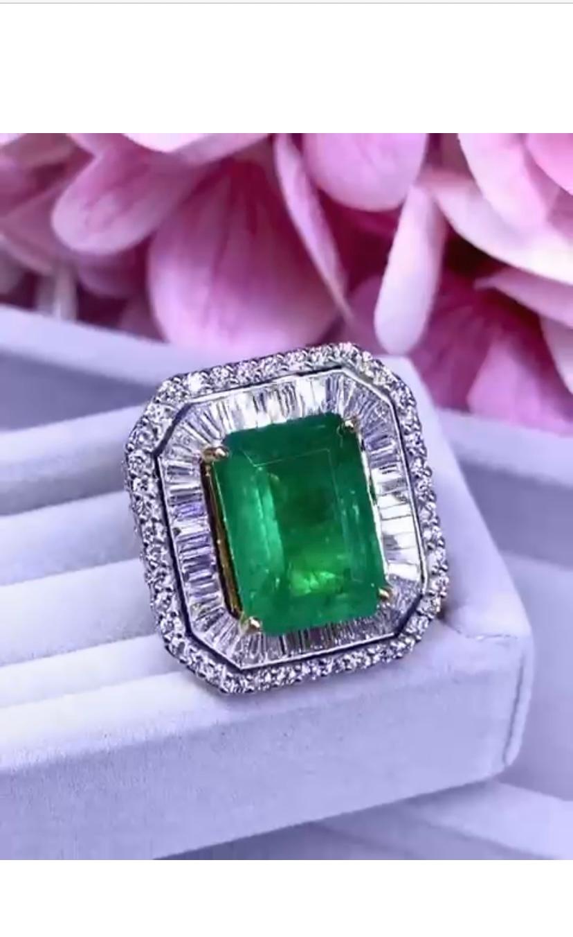 Emerald Cut Amazing 14.51 Carats of Emerald and Diamonds on Ring For Sale