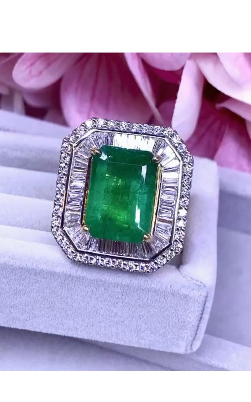 Women's Amazing 14.51 Carats of Emerald and Diamonds on Ring For Sale