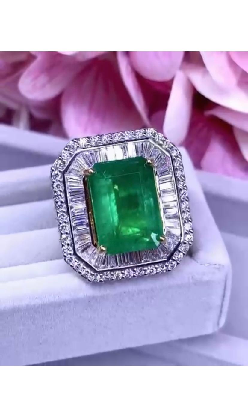 Amazing 14.51 Carats of Emerald and Diamonds on Ring For Sale 1