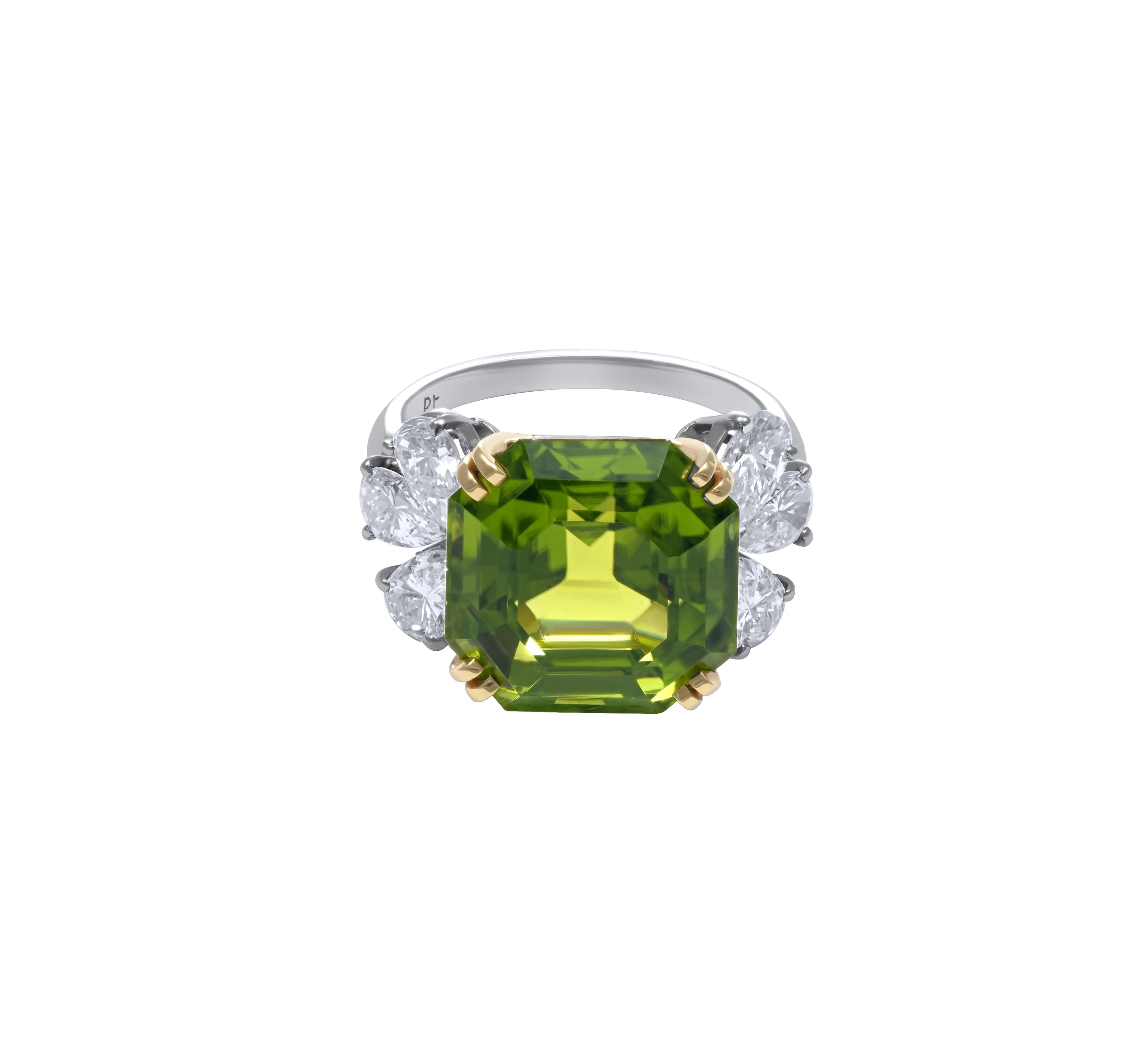 Amazing 14, 81 carats peridot, diamonds platinum and gold ring.  In Excellent Condition In Monte Carlo, MC