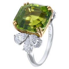 Amazing 14, 81 carats peridot, diamonds platinum and gold ring. 