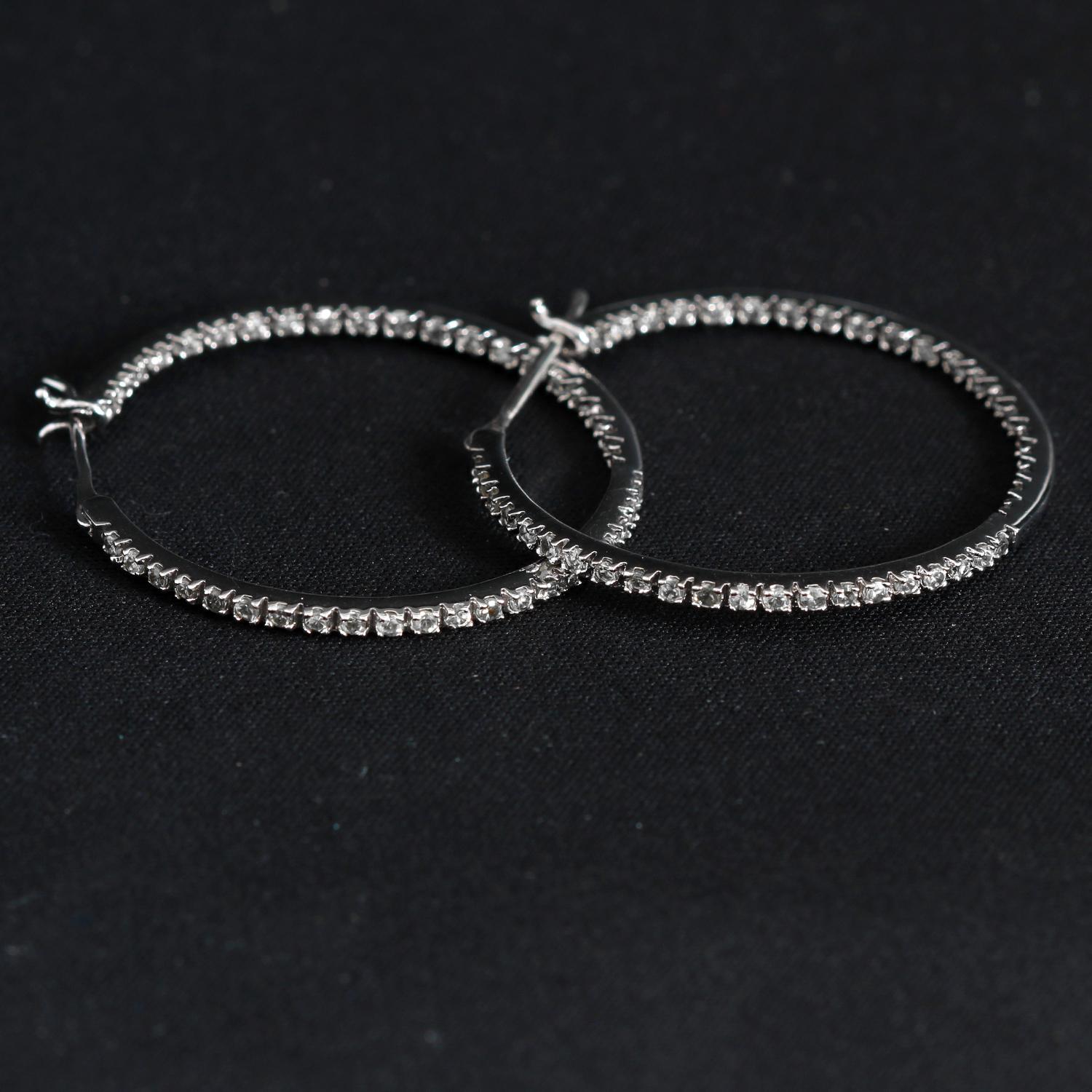 Erstaunliche 14k White Gold Diamond Inside-Out Hoop Earrings - Diese erstaunlichen Inside-Out-Reifen-Ohrringe verfügen über ca. .5 Karat Diamanten in 14k Weißgold gefasst. Ohrringe messen ca. 1,5 Zoll im Durchmesser. Das Gesamtgewicht beträgt 6,3