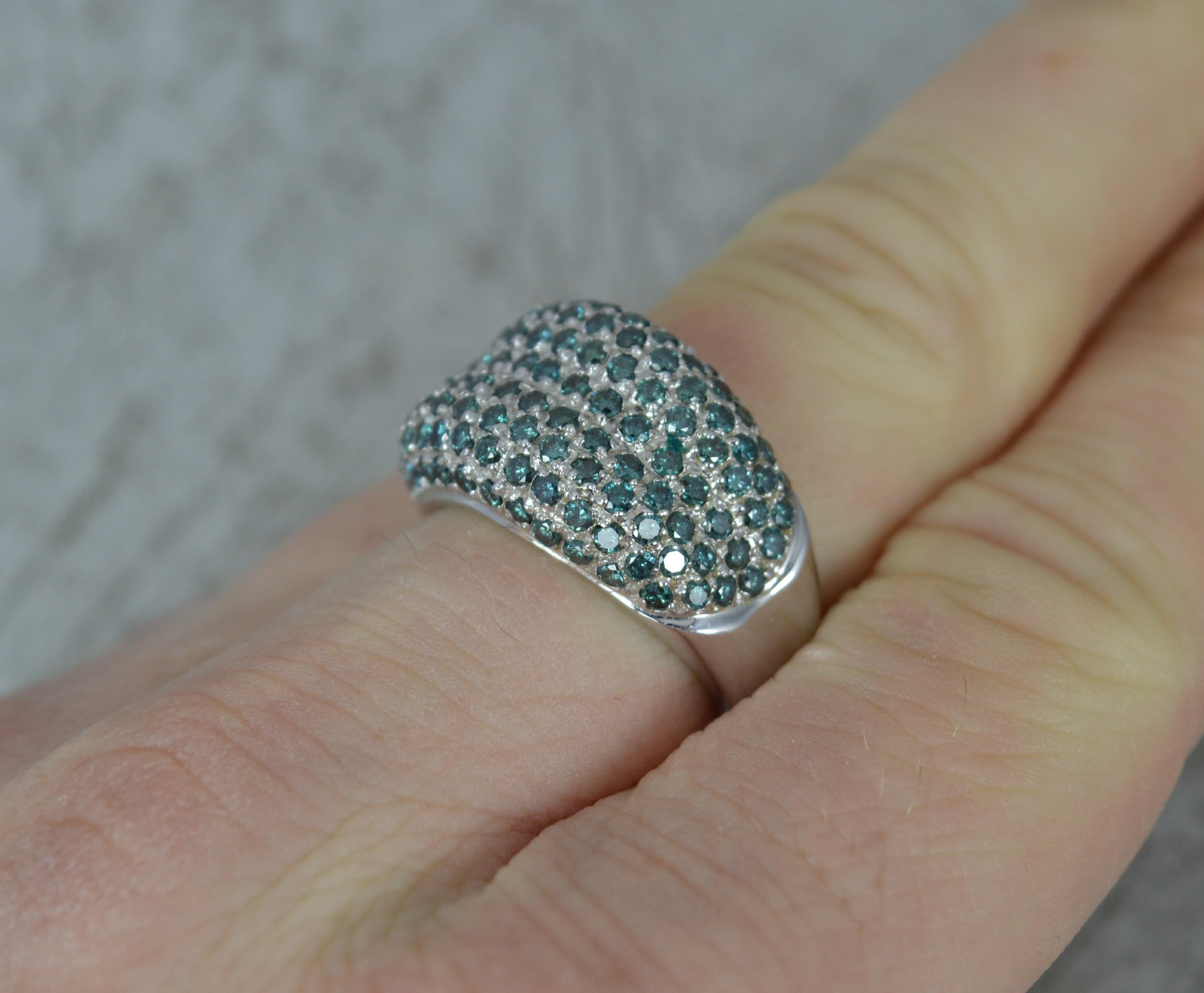 Cluster-Ring aus 14 Karat Weißgold mit 1,50 Karat blauem Diamant (Rundschliff) im Angebot