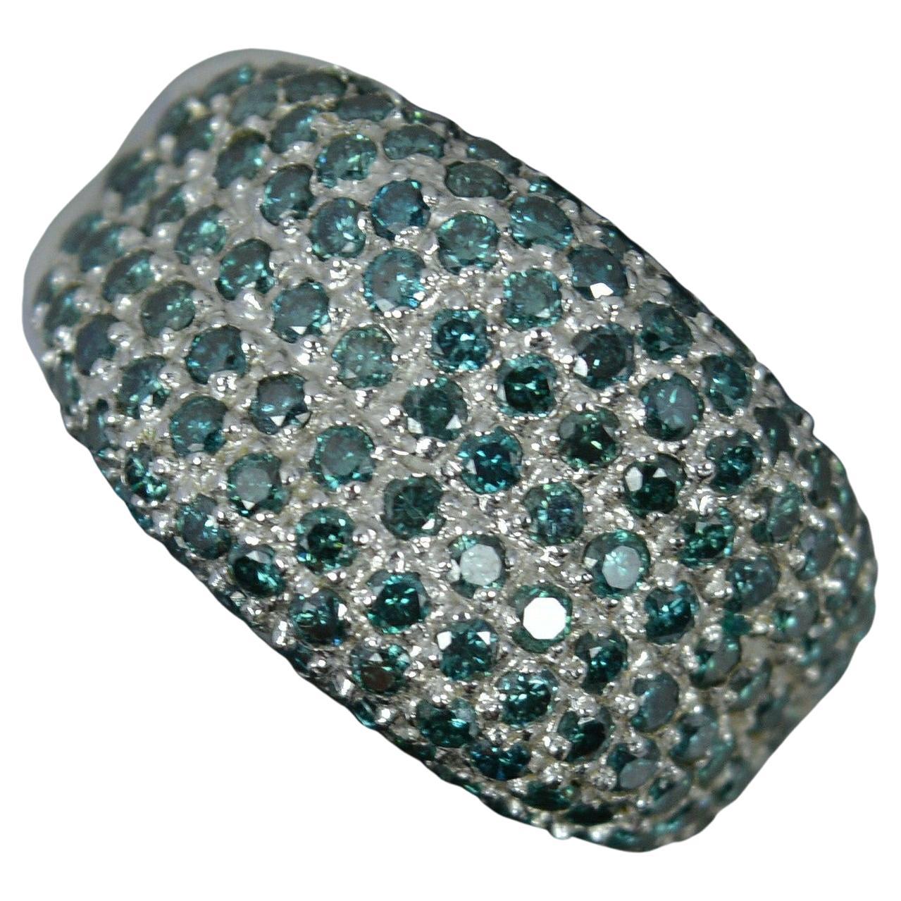 Cluster-Ring aus 14 Karat Weißgold mit 1,50 Karat blauem Diamant