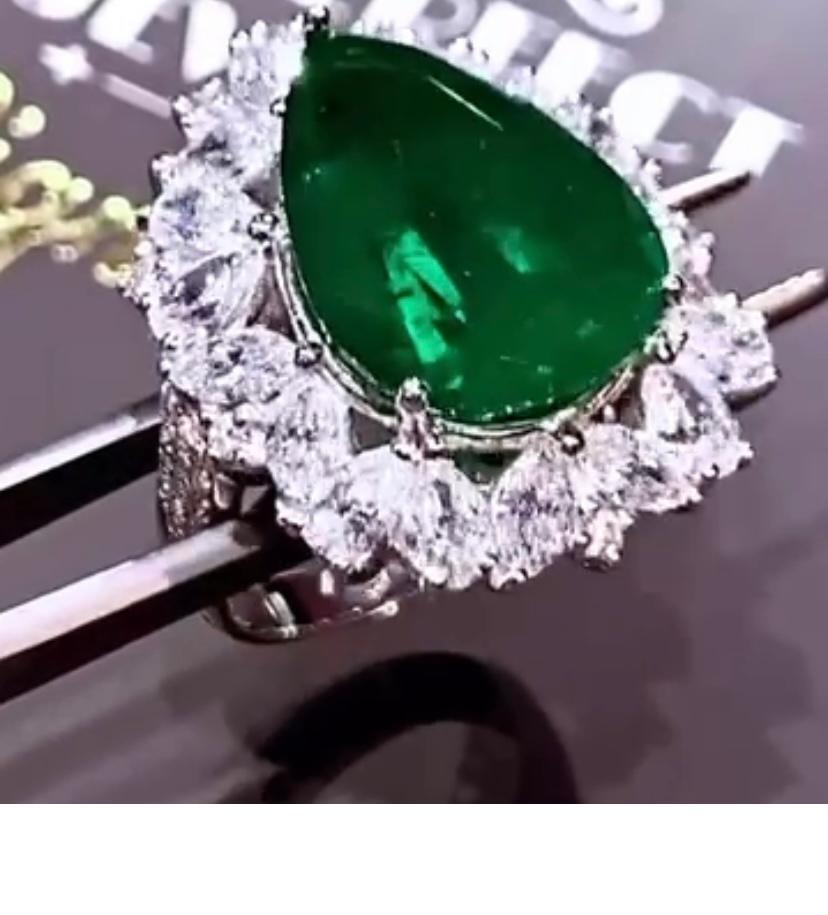 AIG Certified 12.31 Ct Zambian Emerald Diamonds 3.74 Ct 18K Gold Ring  Neuf - En vente à Massafra, IT