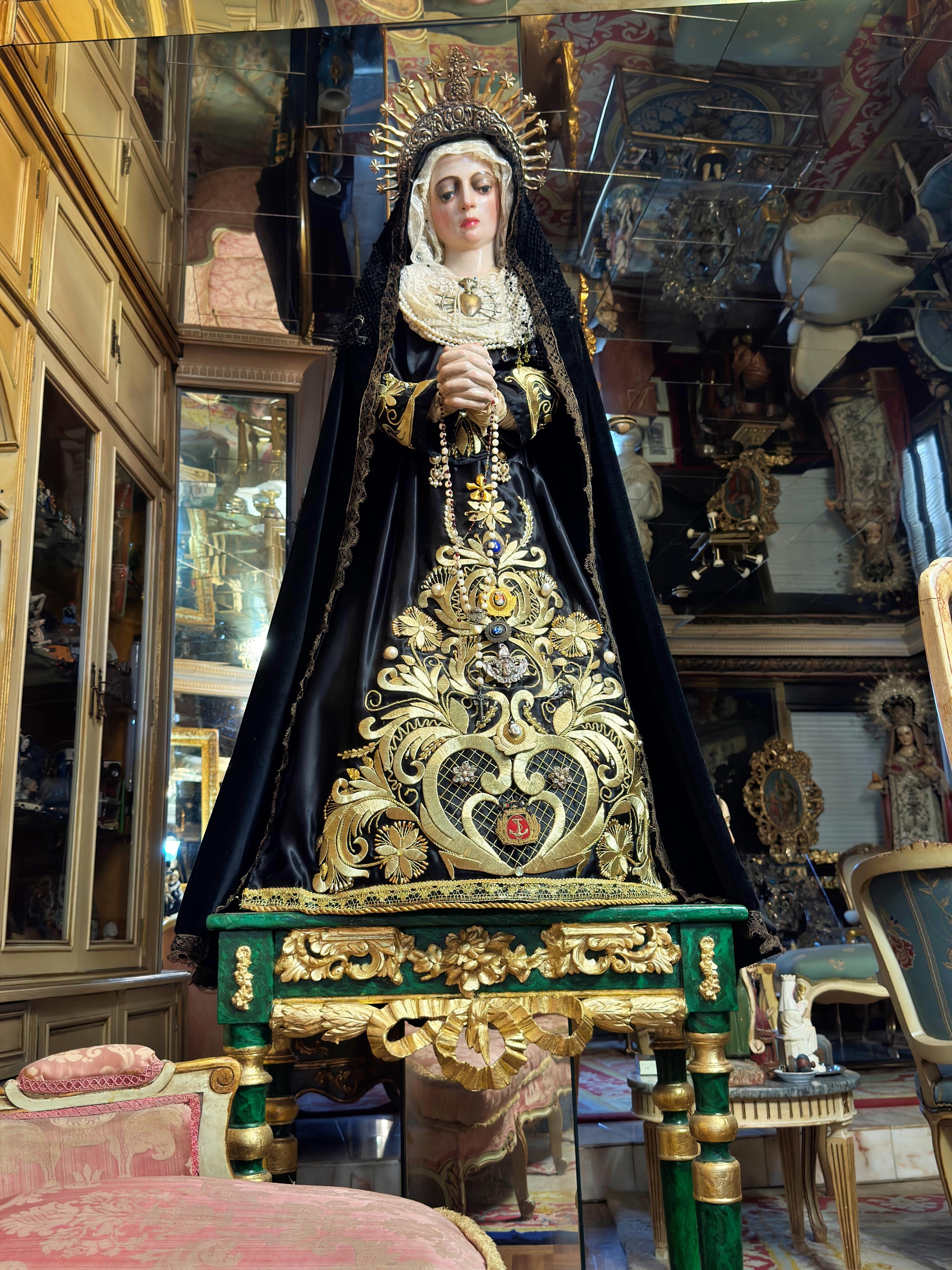 Amazing 16th Cent. Castilian Virgin of Sorrows with an 18th-century Silver Crown In Good Condition For Sale In Madrid, ES