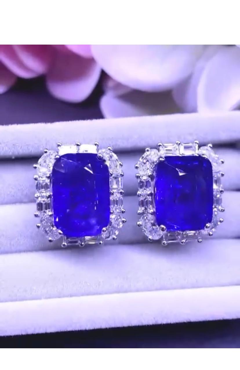 An exclusive contemporary design for this earrings in 18k gold with two pieces of Ceylon sapphires , fine quality, of 14,32 carats , and with baguettes and round brilliant cut diamonds of 3,68 carats, F/VS.
Handcrafted by artisan