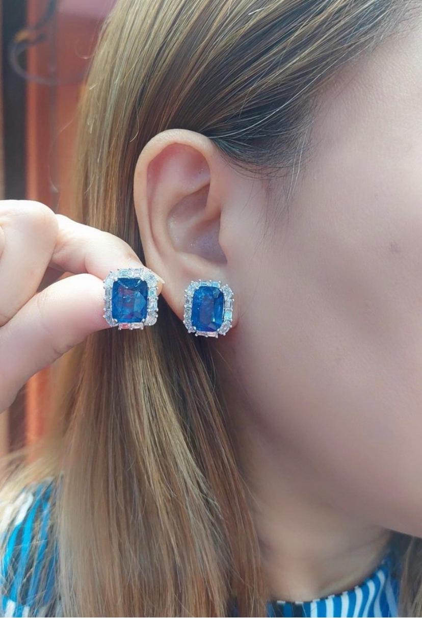 Amazing 18 Carats of Sapphires and Diamonds on Earrings For Sale 1