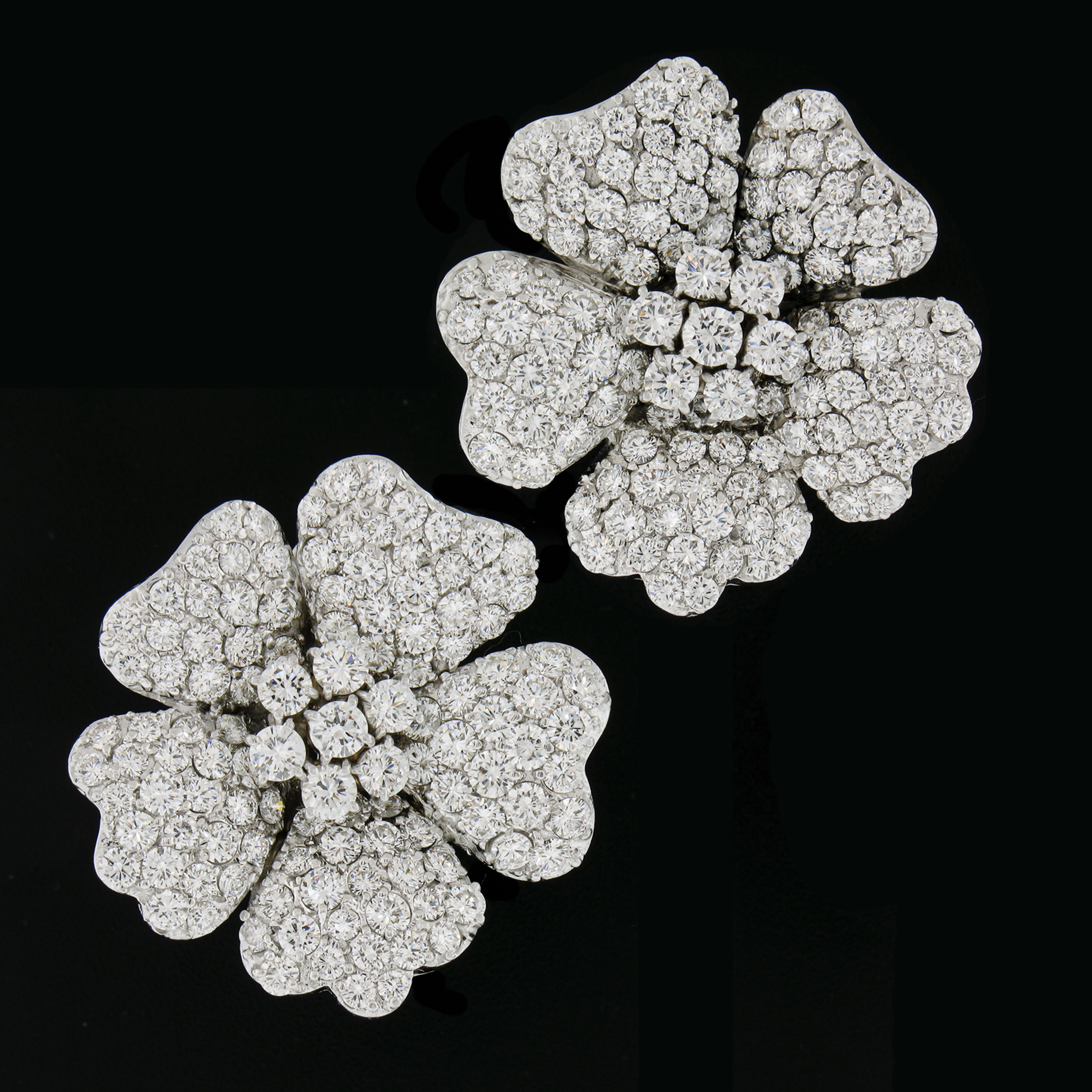 --Pierre(s) :...
Nombreux diamants naturels authentiques - taille ronde et brillante - sertis en pavé et en pince - couleur F/G - VS1/VS2 avec peu de clarté SI1 - 16ctw (approx.)

MATERIAL : Or blanc massif 18k
Poids : 47,29 grammes
Support :