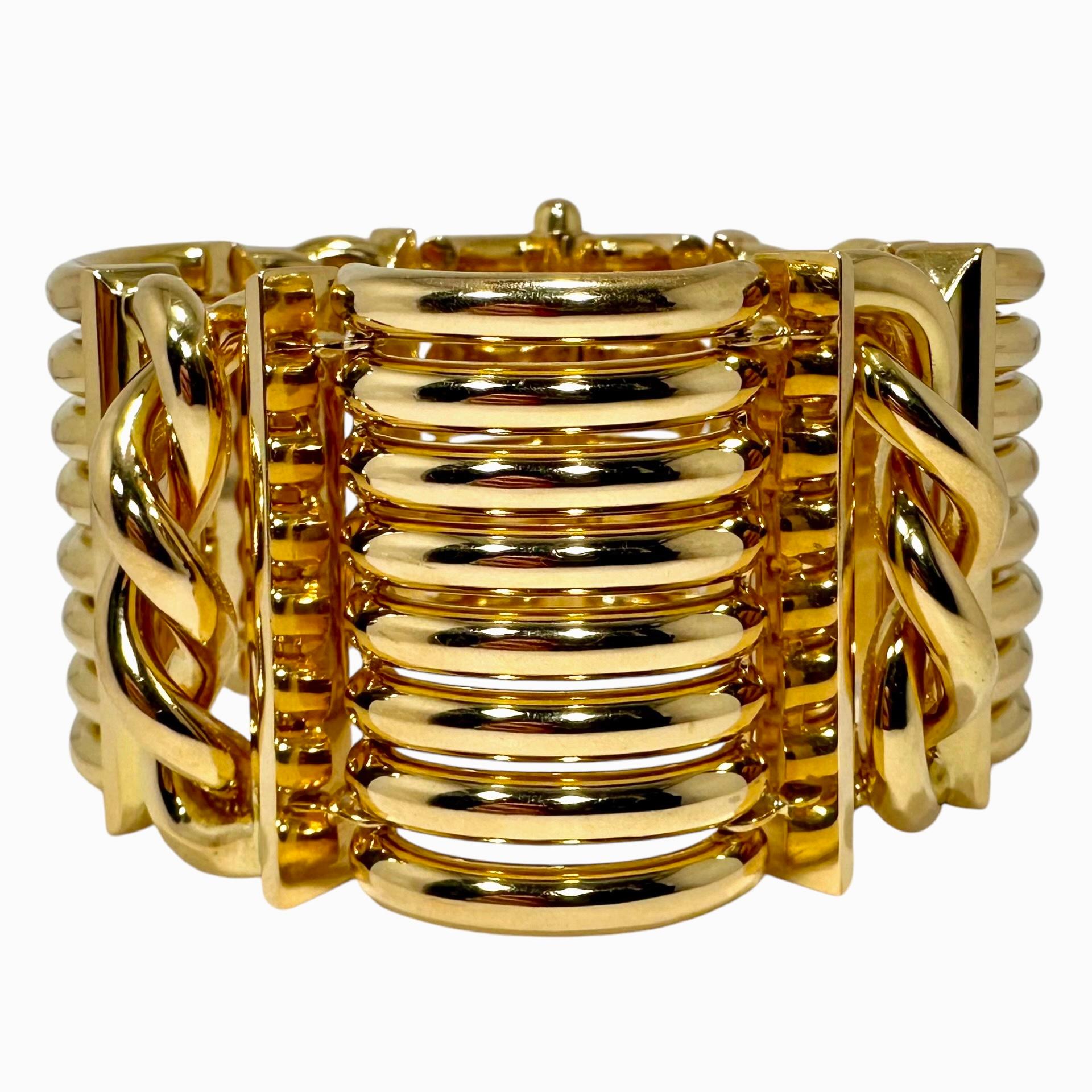 Ce remarquable bracelet en or jaune 18 carats de la période rétro est visuellement unique et a été exécuté selon les normes les plus élevées de l'art du joaillier. L'alternance de barres à huit bombes et de maillons Double Helix crée un effet rétro