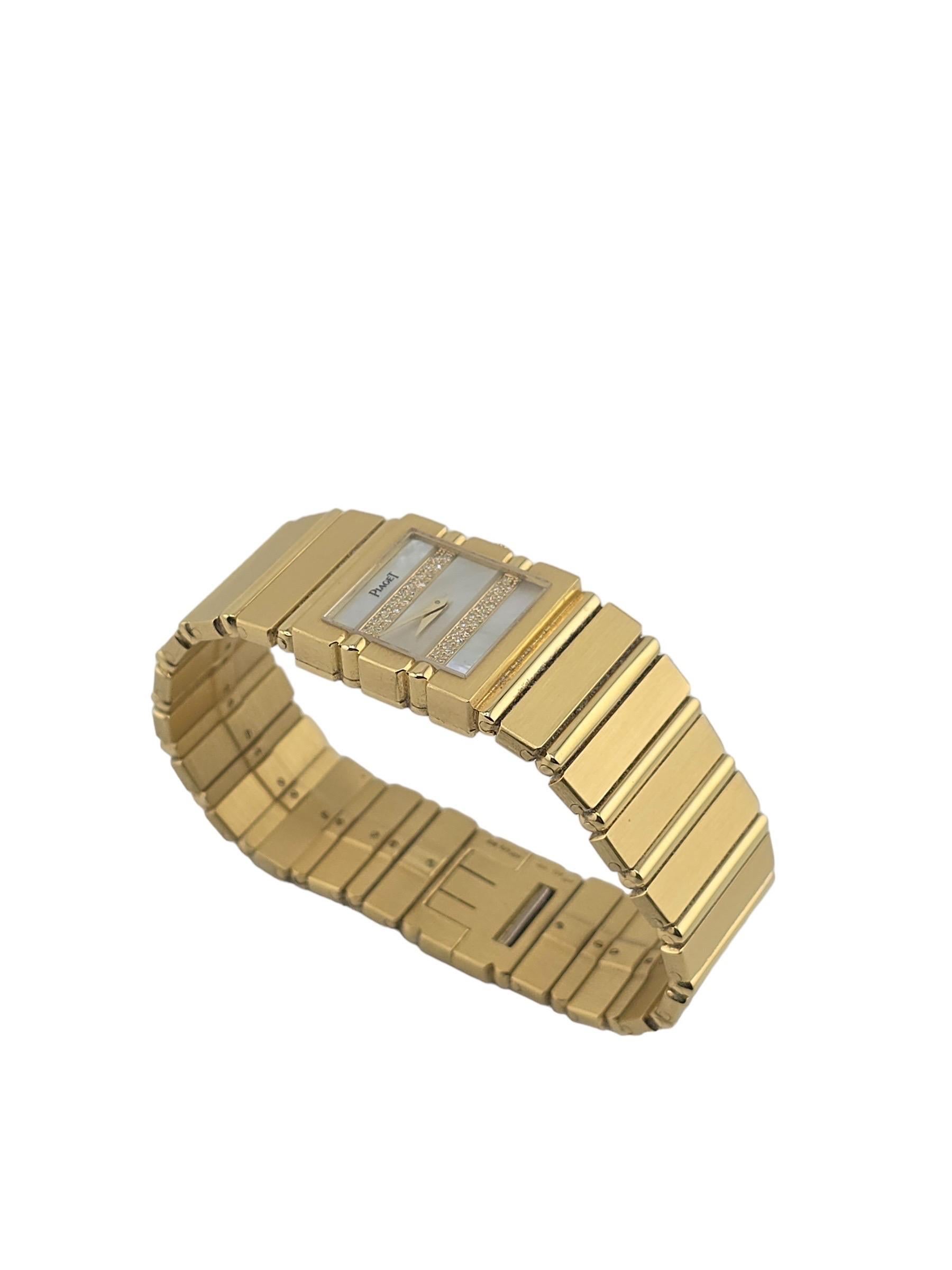 Voici une exquise montre-bracelet Piaget Polo en or jaune 18 carats pour femmes. Cette élégante pièce d'horlogerie présente un magnifique cadran en nacre et diamants qui ne manquera pas d'attirer l'attention. La finition polie du boîtier et le fond