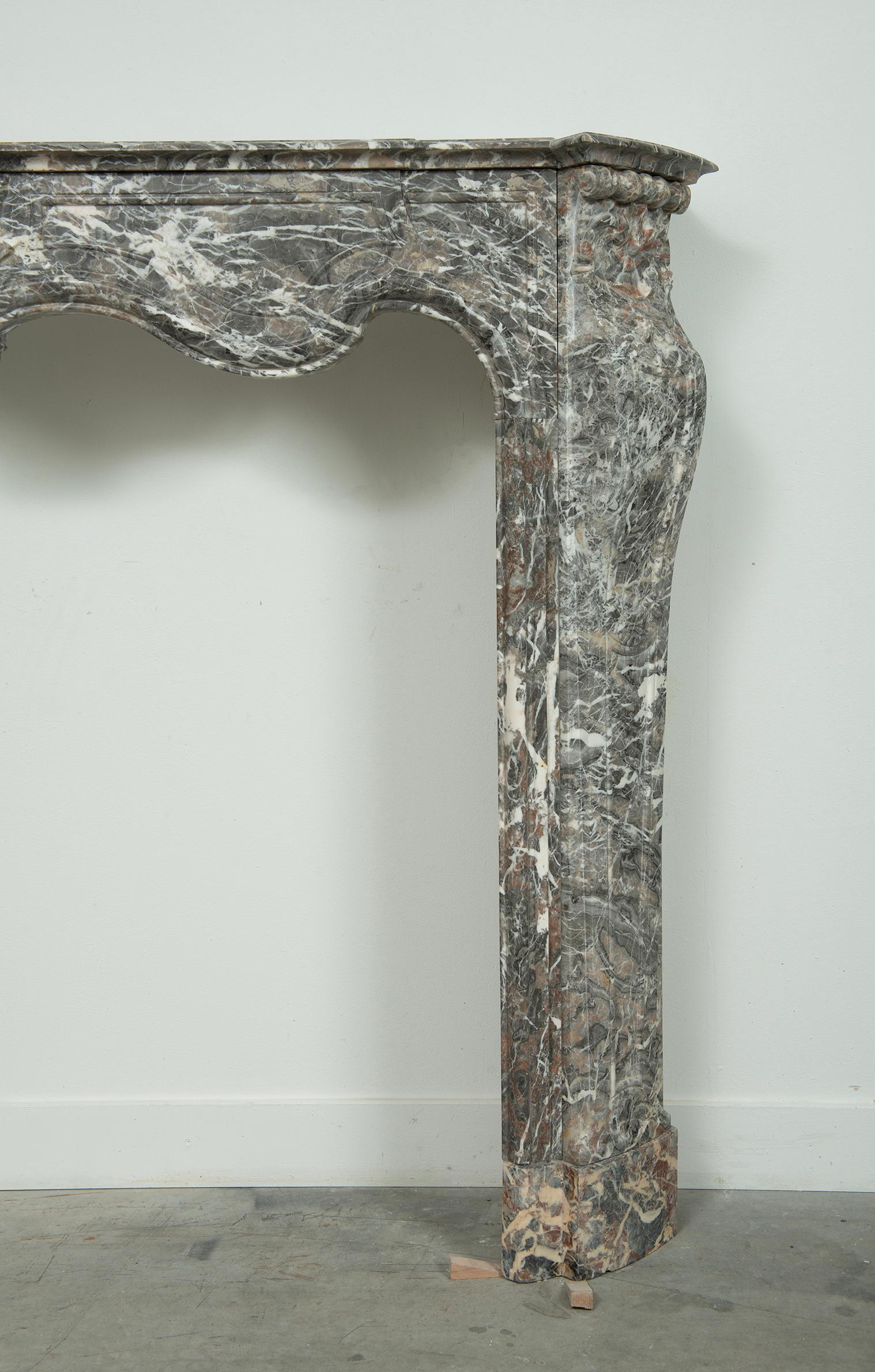 Amazing A.I.C. Antique Marble Fireplace Mantel (Cheminée en marbre) en vente 5