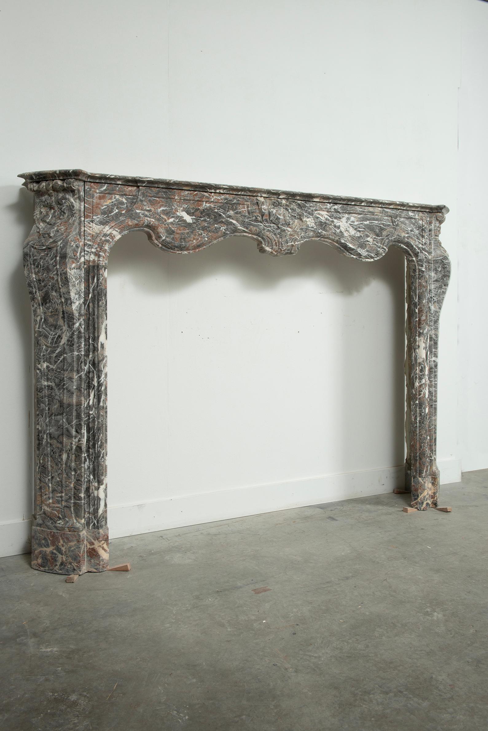 Amazing A.I.C. Antique Marble Fireplace Mantel (Cheminée en marbre) en vente 11