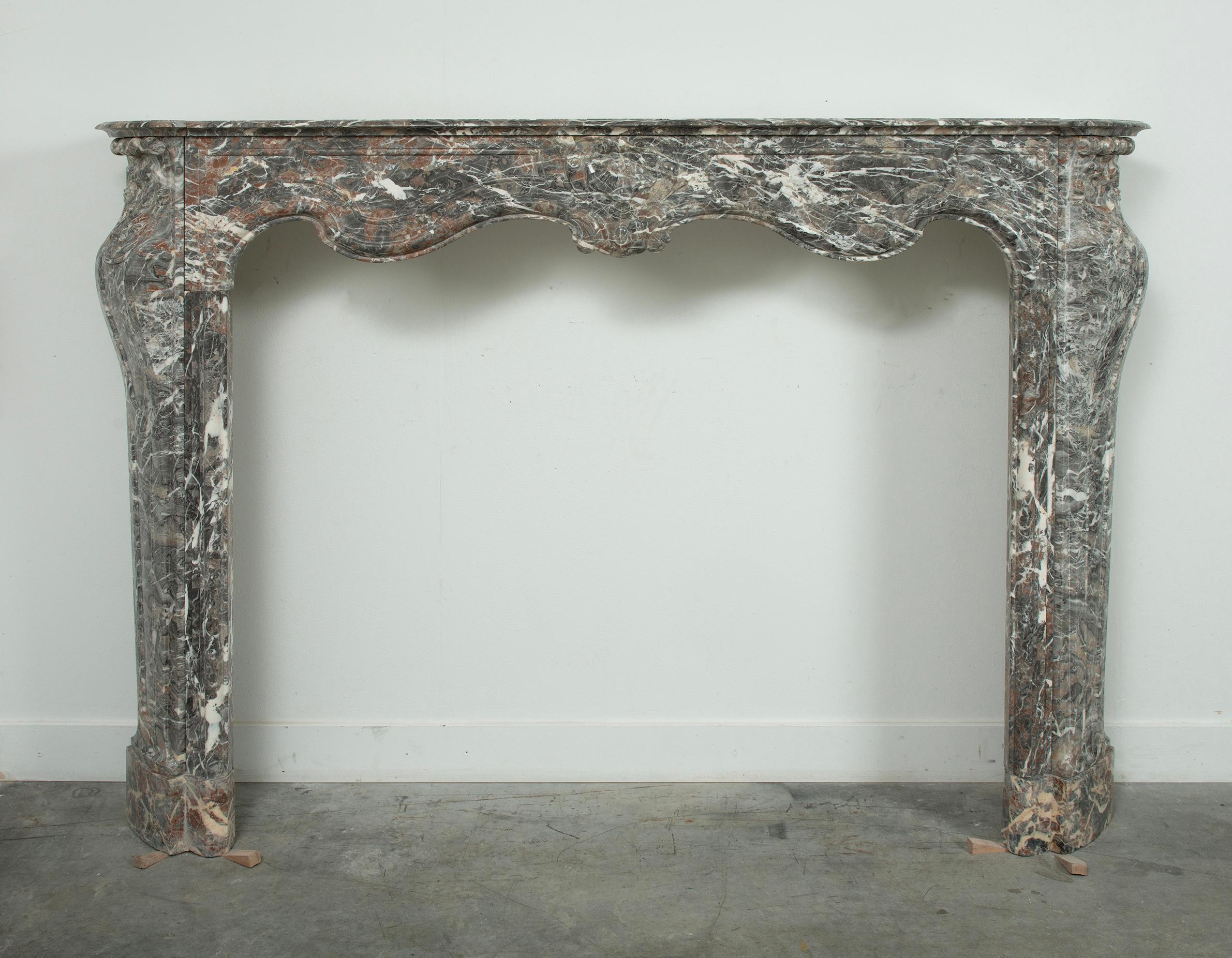 XVIIIe siècle et antérieur Amazing A.I.C. Antique Marble Fireplace Mantel (Cheminée en marbre) en vente