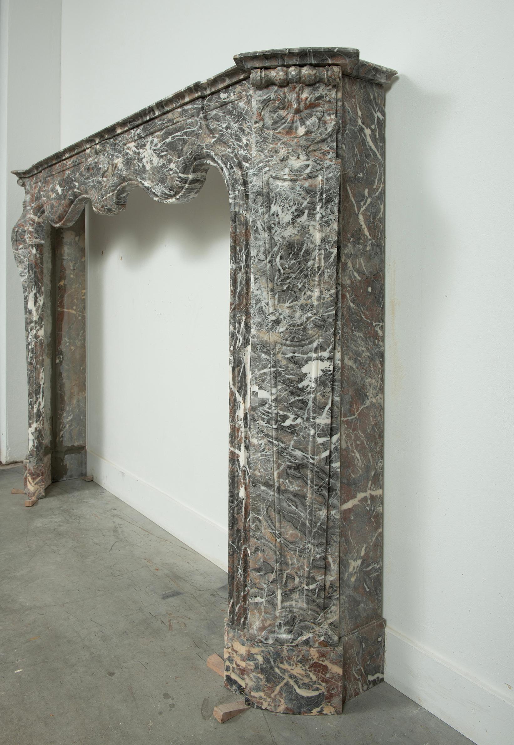 Amazing A.I.C. Antique Marble Fireplace Mantel (Cheminée en marbre) en vente 2