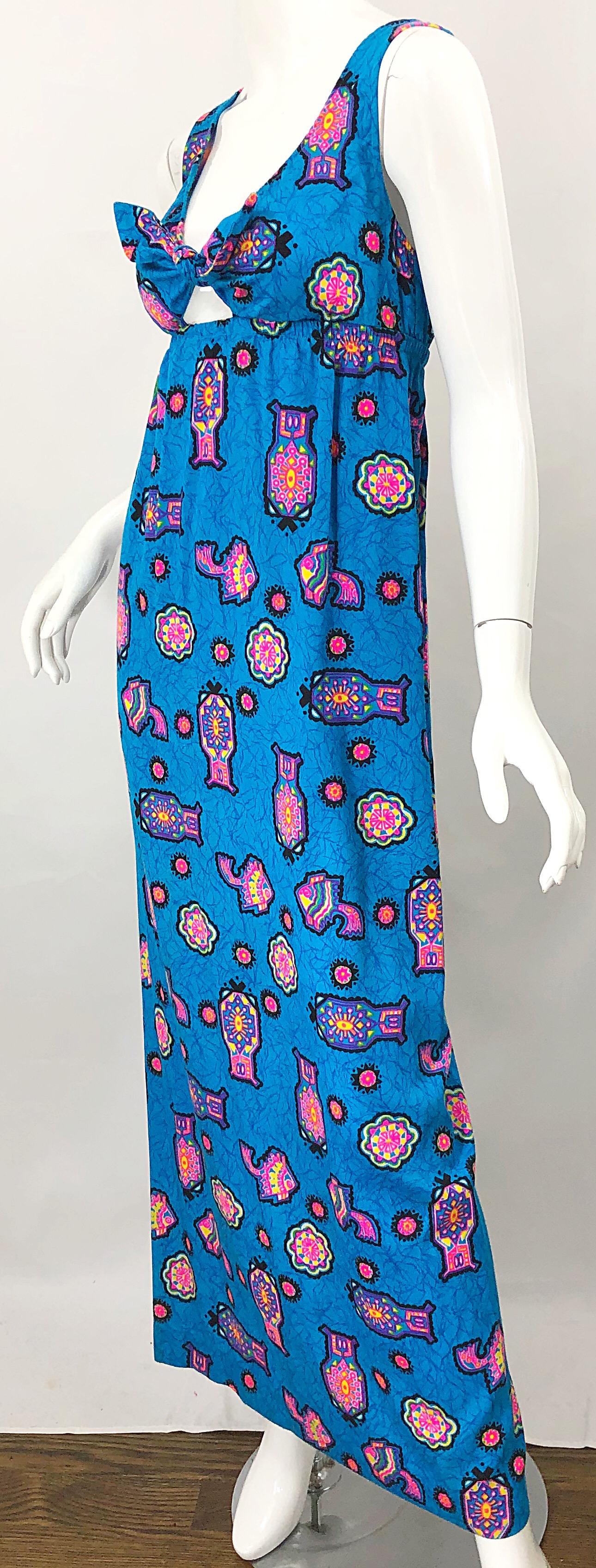 Magnifique robe longue vintage bleu céruléen à imprimé aztèque abstrait et découpes, années 70 en vente 5