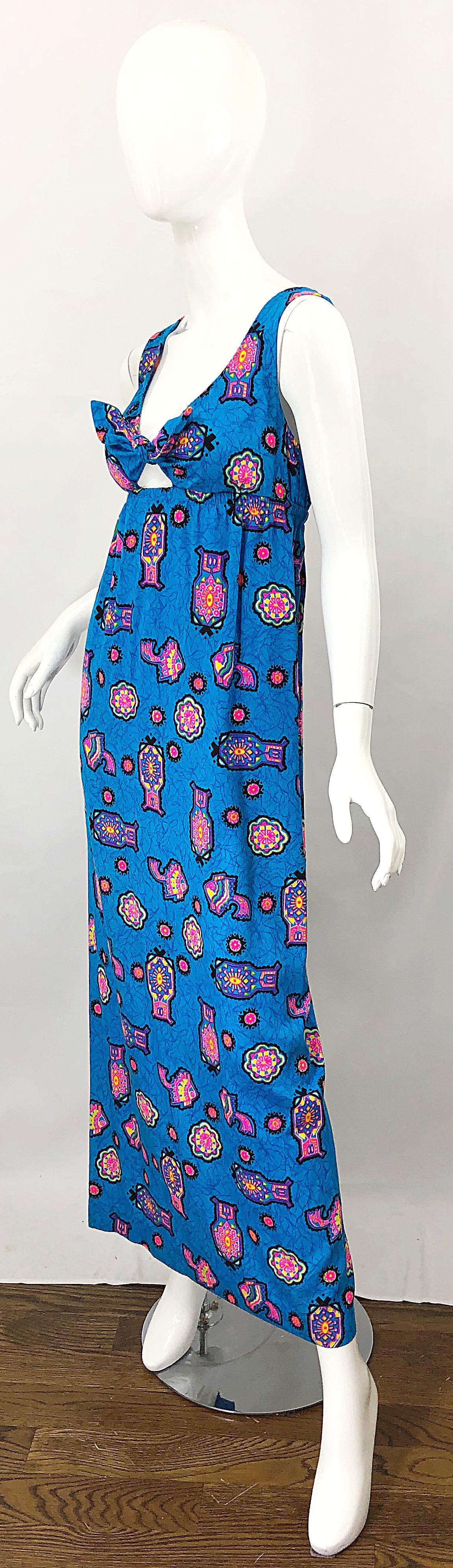 Magnifique robe longue vintage bleu céruléen à imprimé aztèque abstrait et découpes, années 70 Pour femmes en vente