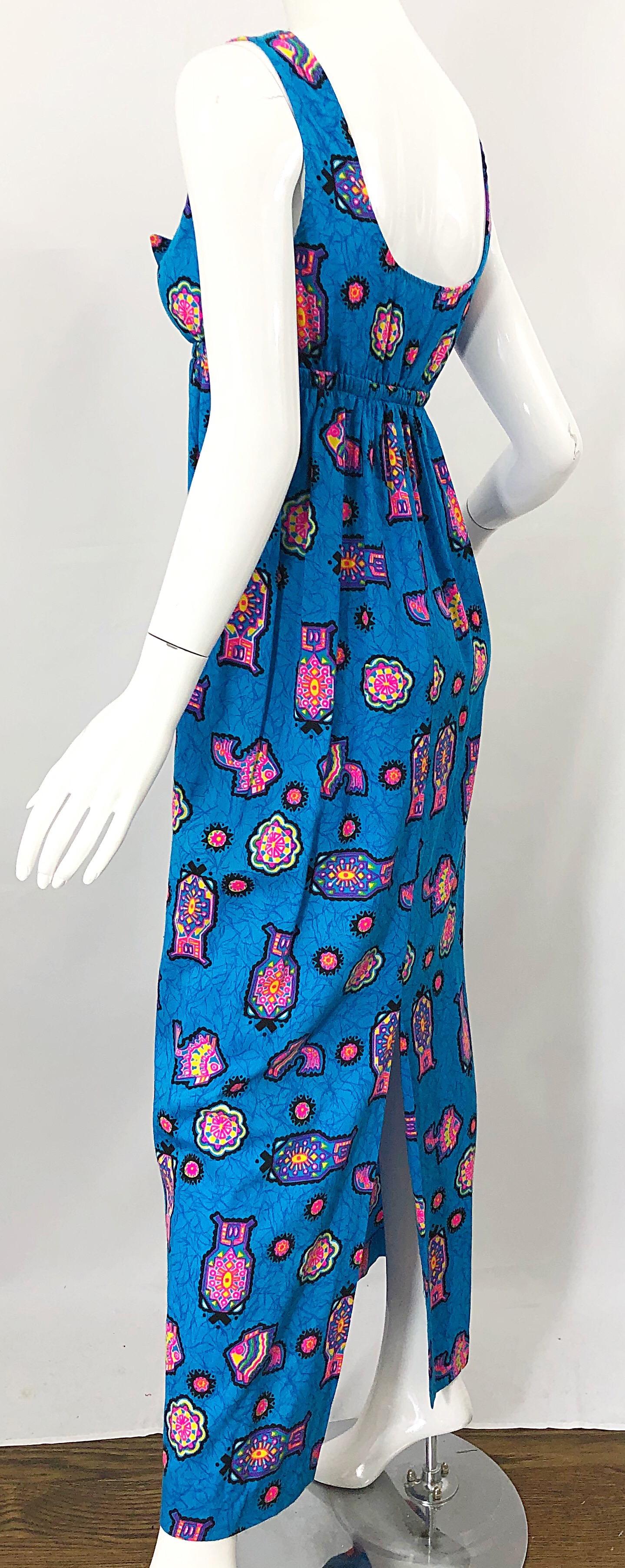 Magnifique robe longue vintage bleu céruléen à imprimé aztèque abstrait et découpes, années 70 en vente 1