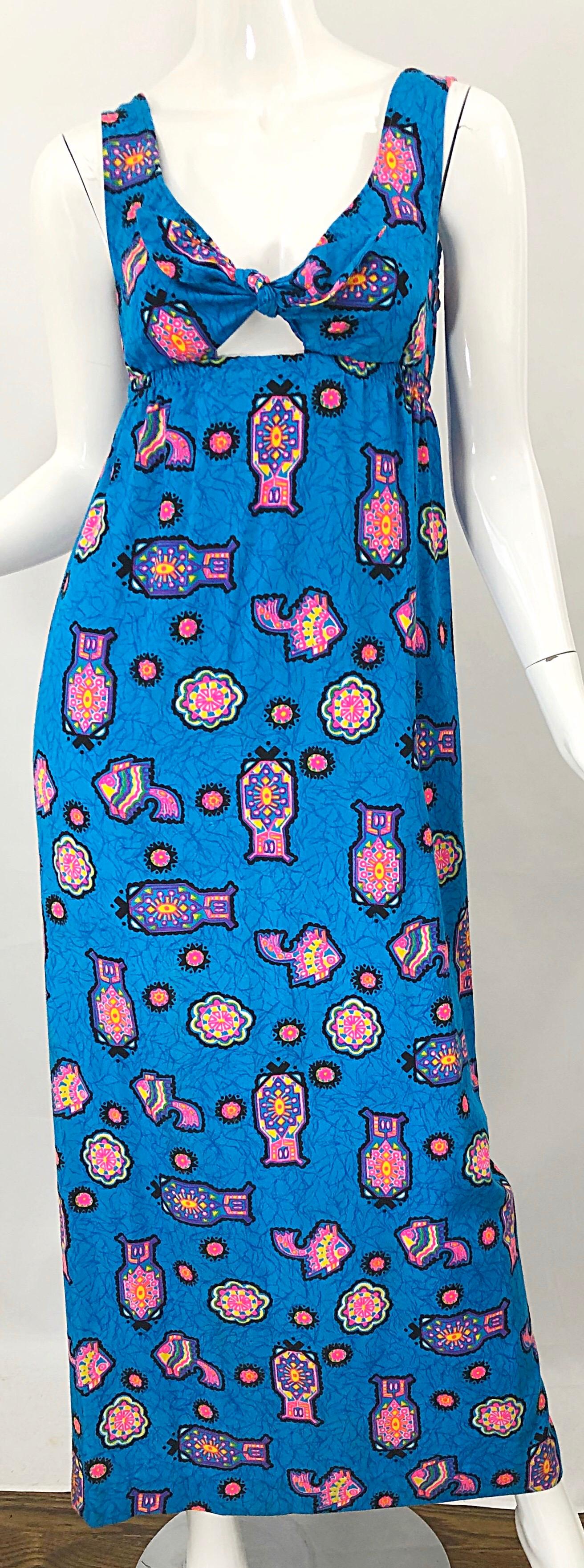Magnifique robe longue vintage bleu céruléen à imprimé aztèque abstrait et découpes, années 70 en vente 2