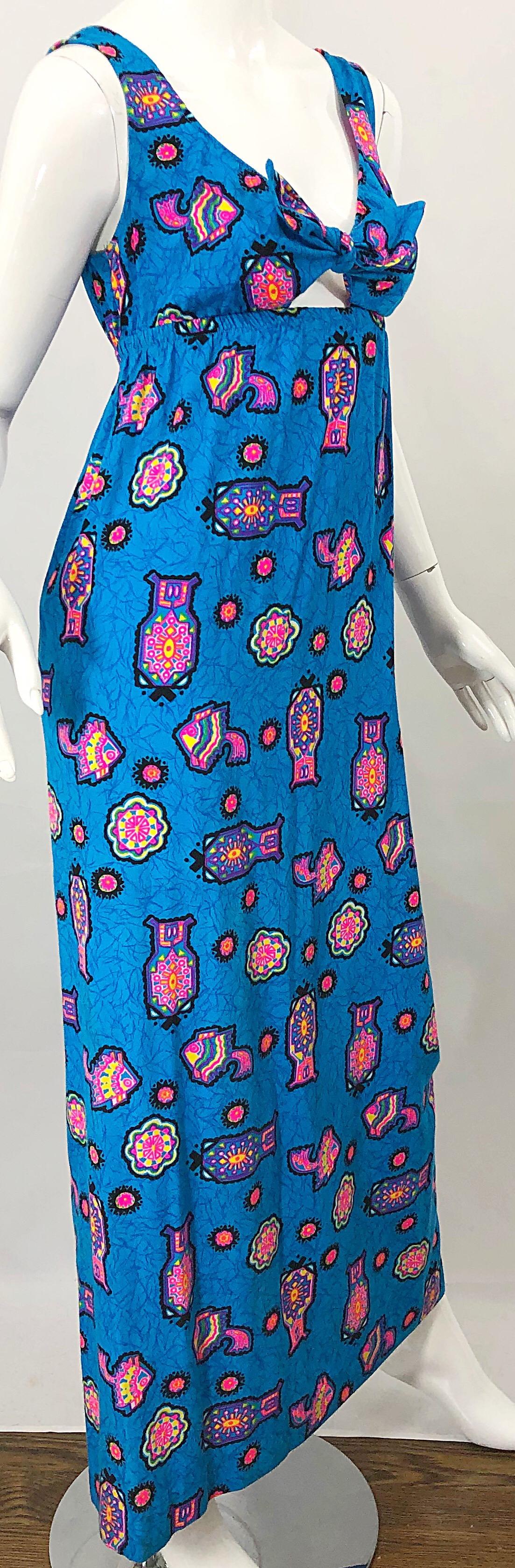 Magnifique robe longue vintage bleu céruléen à imprimé aztèque abstrait et découpes, années 70 en vente 3