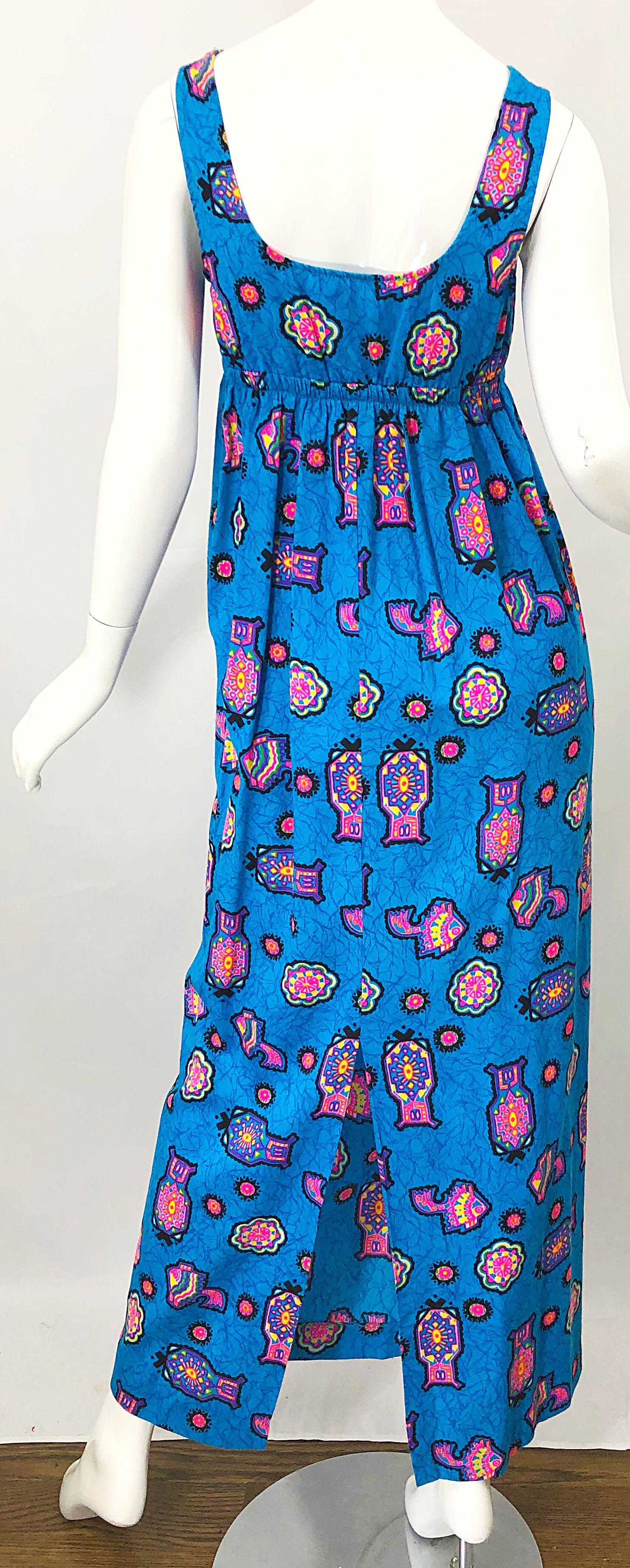 Magnifique robe longue vintage bleu céruléen à imprimé aztèque abstrait et découpes, années 70 en vente 4