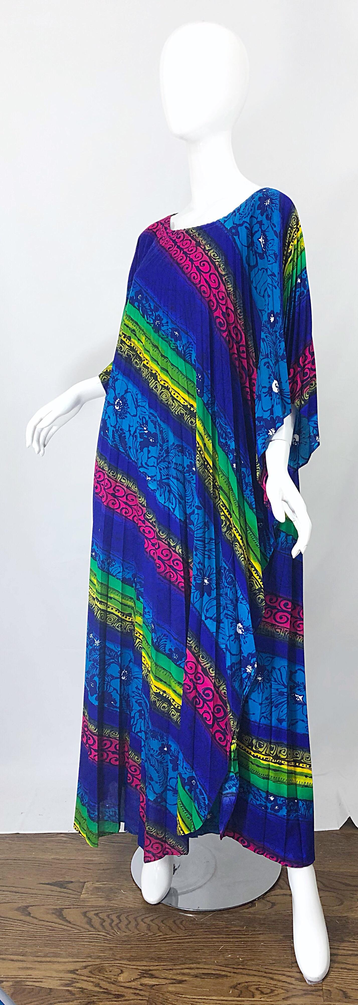 Magnifique caftan long plissé à fleurs aux couleurs vives des années 1970 Excellent état - En vente à San Diego, CA