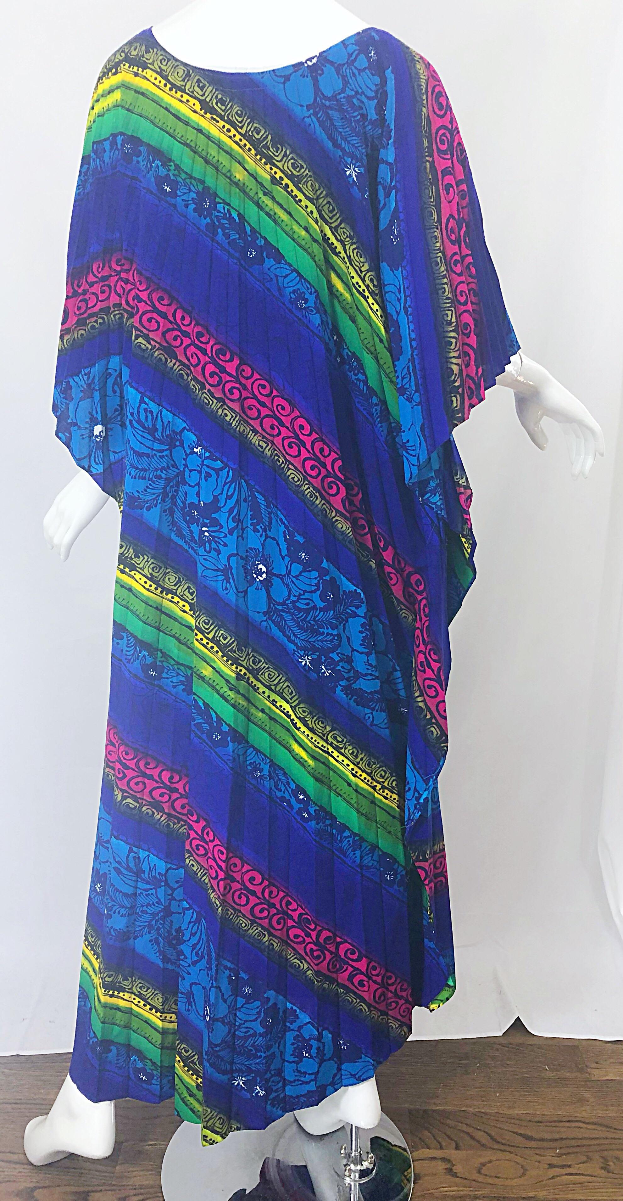 Amazing 1970s Brightly Colored Flower Pleated Vintage 70s Caftan Maxi Dres In Excellent Condition For Sale In San Diego, CA