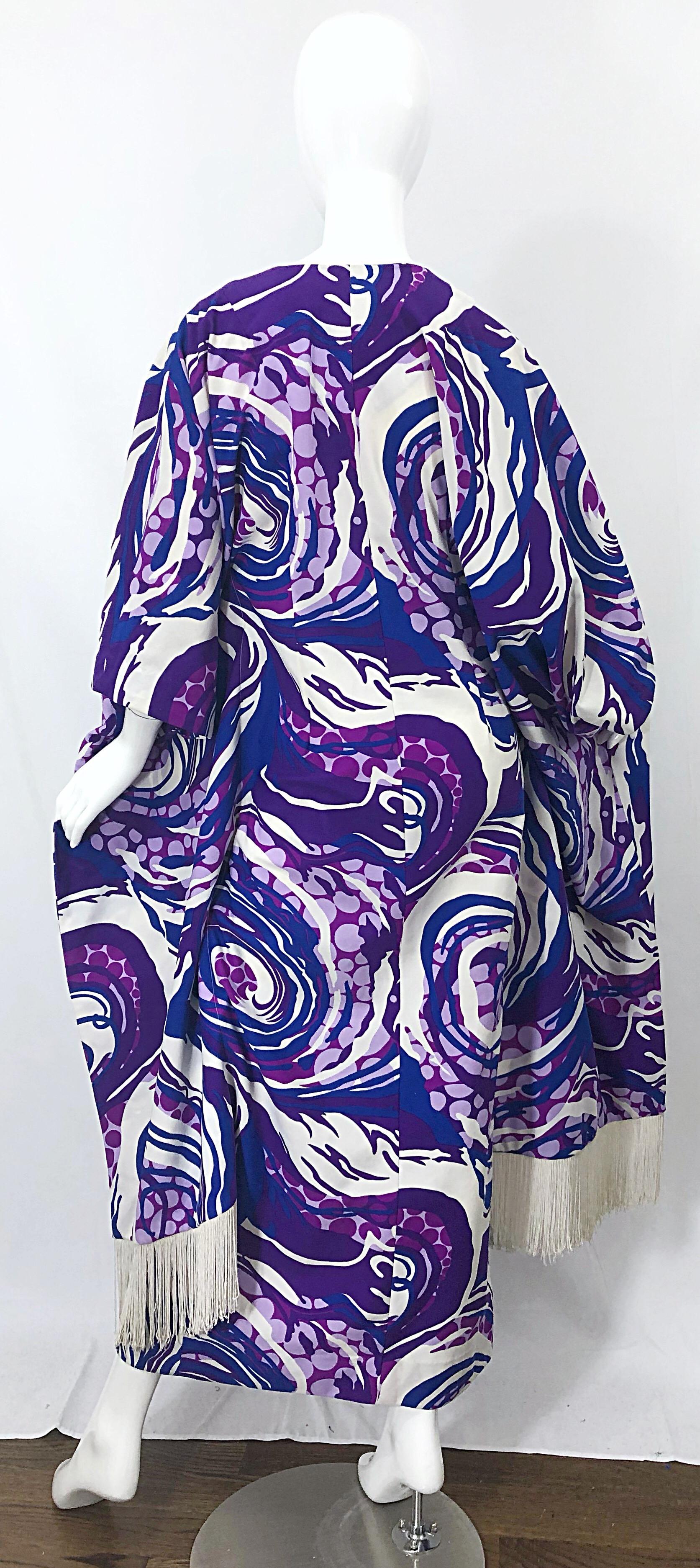 Amazing 1970s Fringed Purple and Blue Abstract Swirl Print Vintage 70s Caftan In Excellent Condition For Sale In San Diego, CA