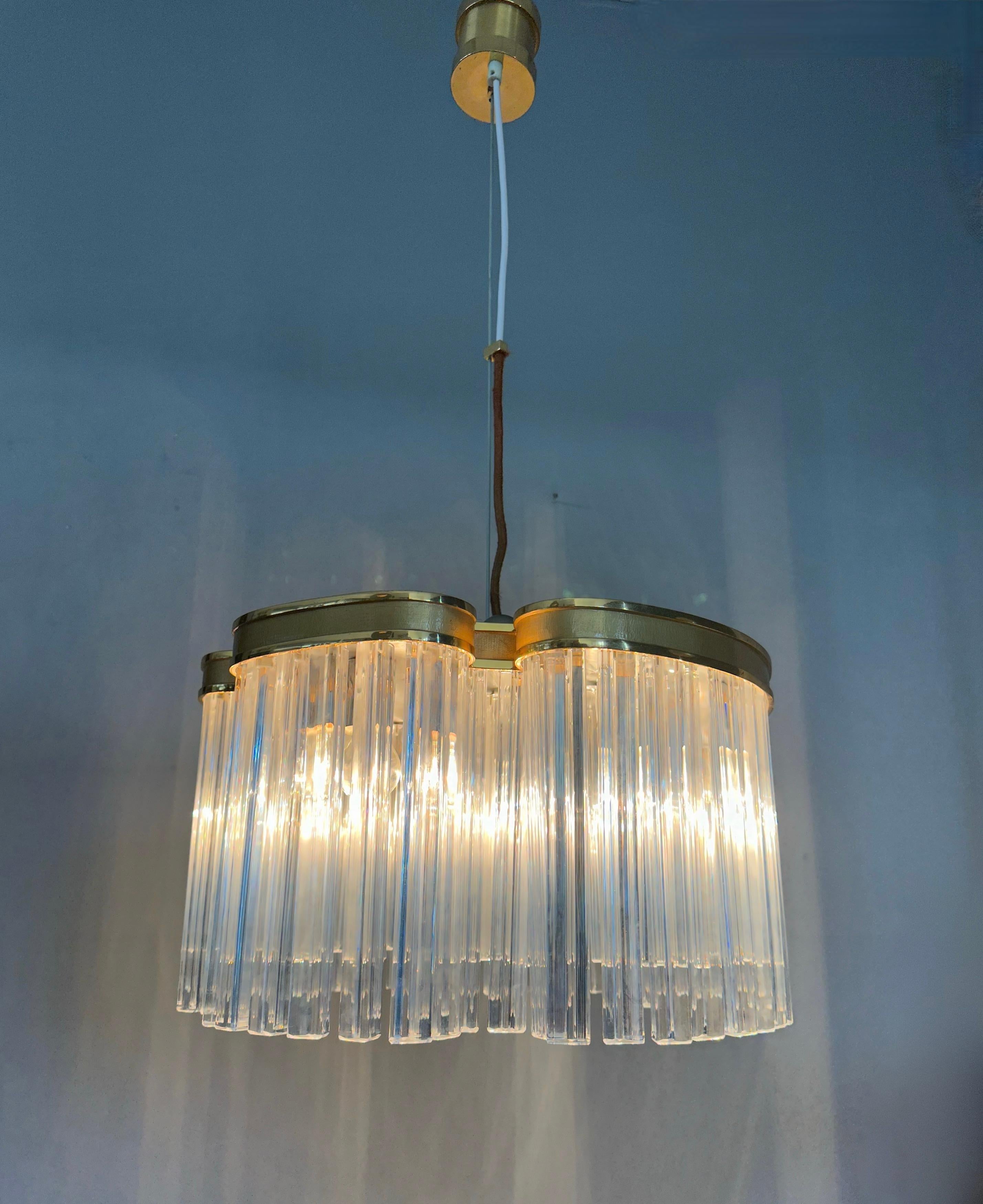 Mid-Century moderno Incredibile lampadario moderno italiano degli anni '70 di Pia Guidetti Crippa, Lumi in vetro trasparente in vendita