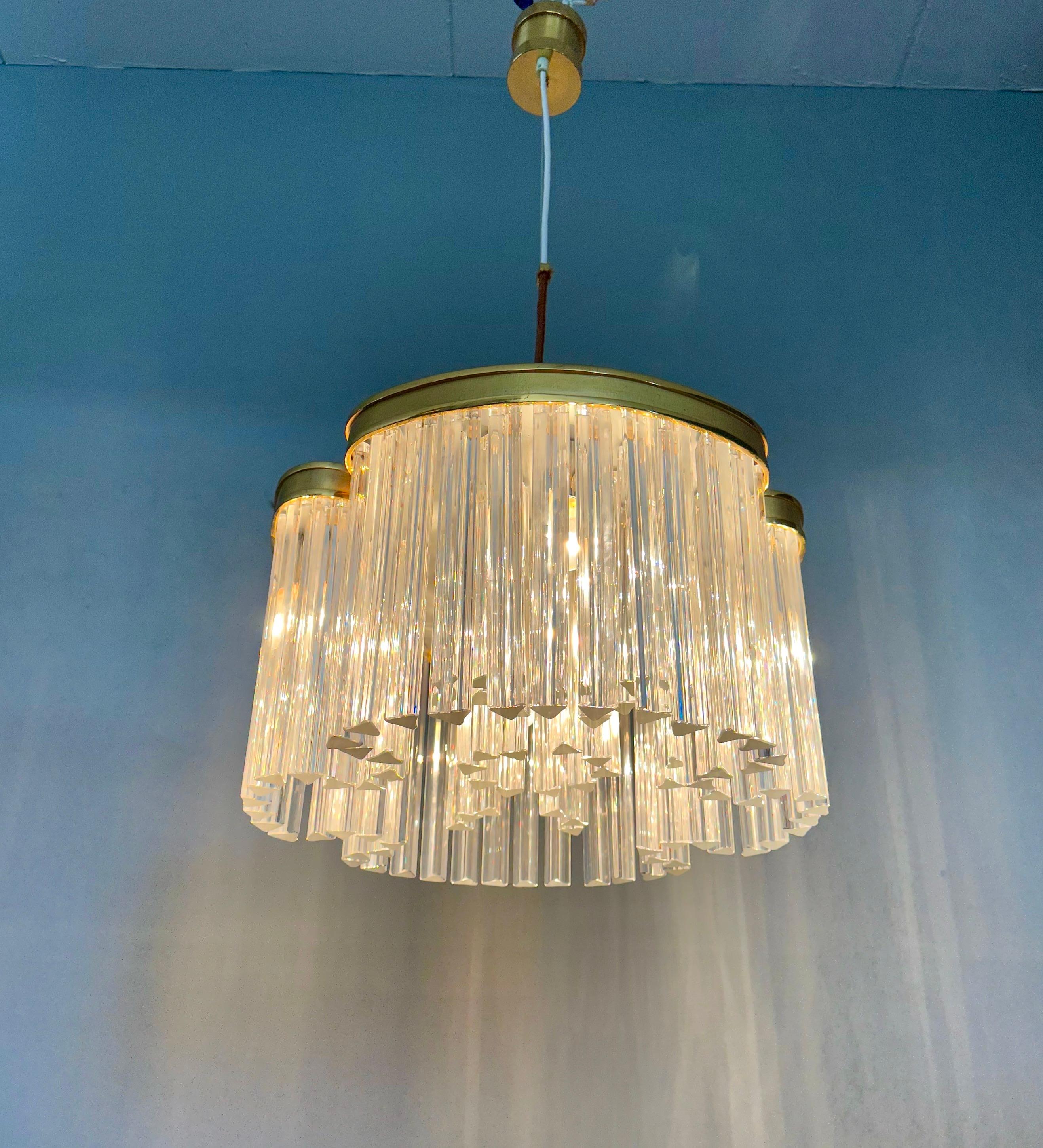 Italiano Incredibile lampadario moderno italiano degli anni '70 di Pia Guidetti Crippa, Lumi in vetro trasparente in vendita