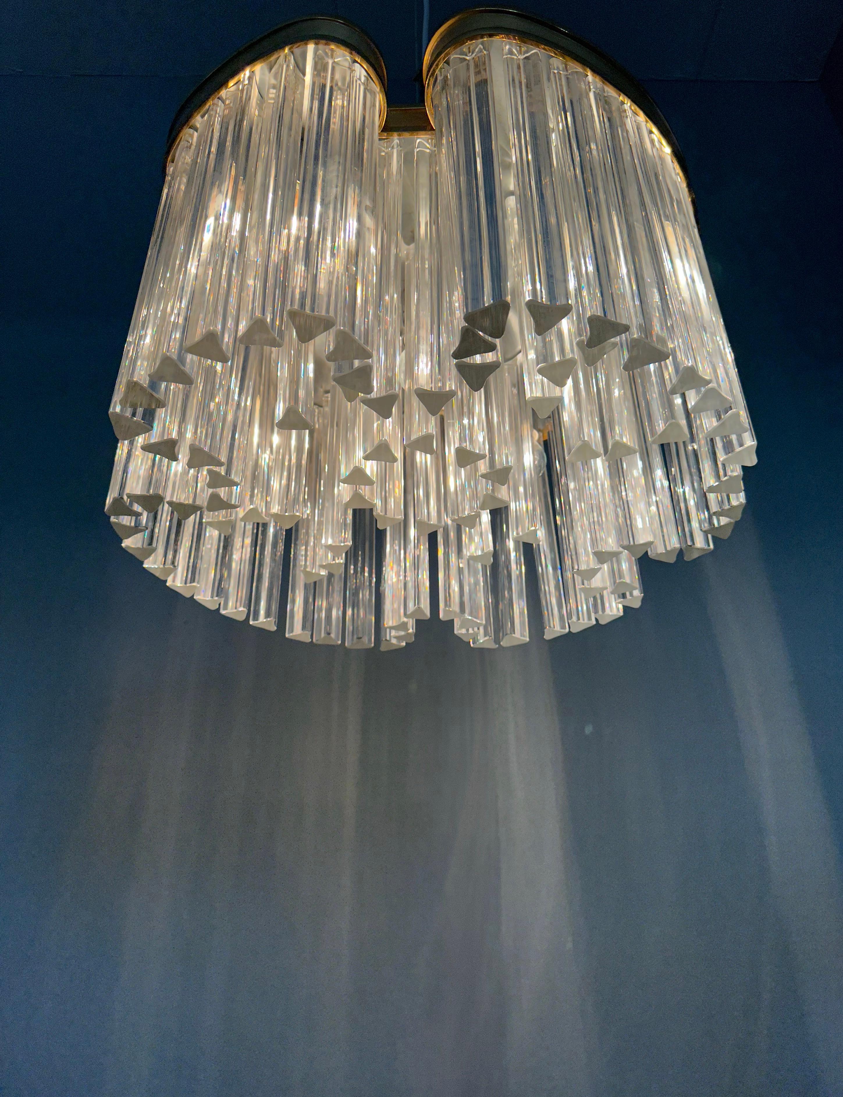 Dorato Incredibile lampadario moderno italiano degli anni '70 di Pia Guidetti Crippa, Lumi in vetro trasparente in vendita