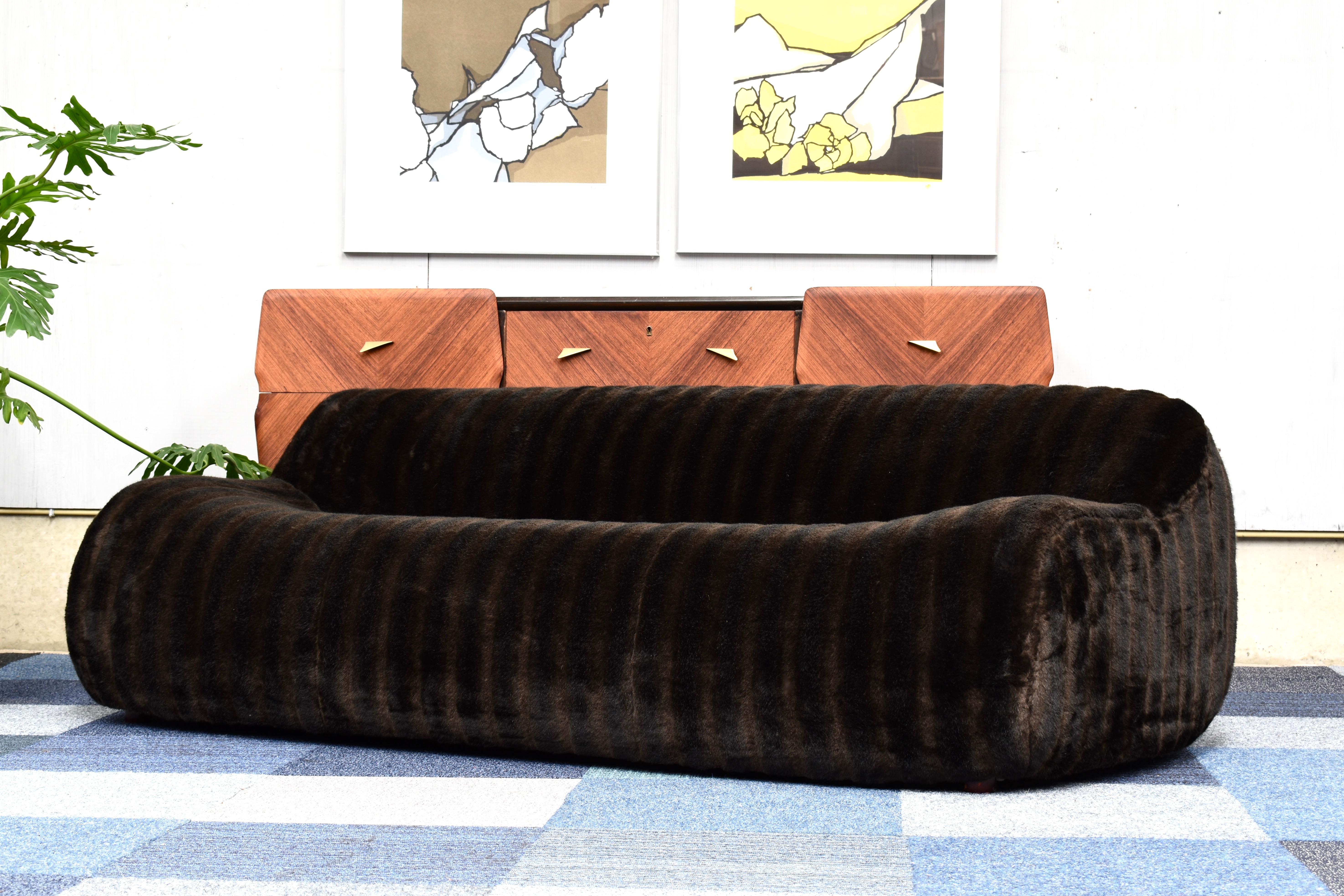Wunderschönes italienisches Sofa aus originalem Vintage-Kunstpelz aus den 1970er Jahren, Italien, um 1970 5
