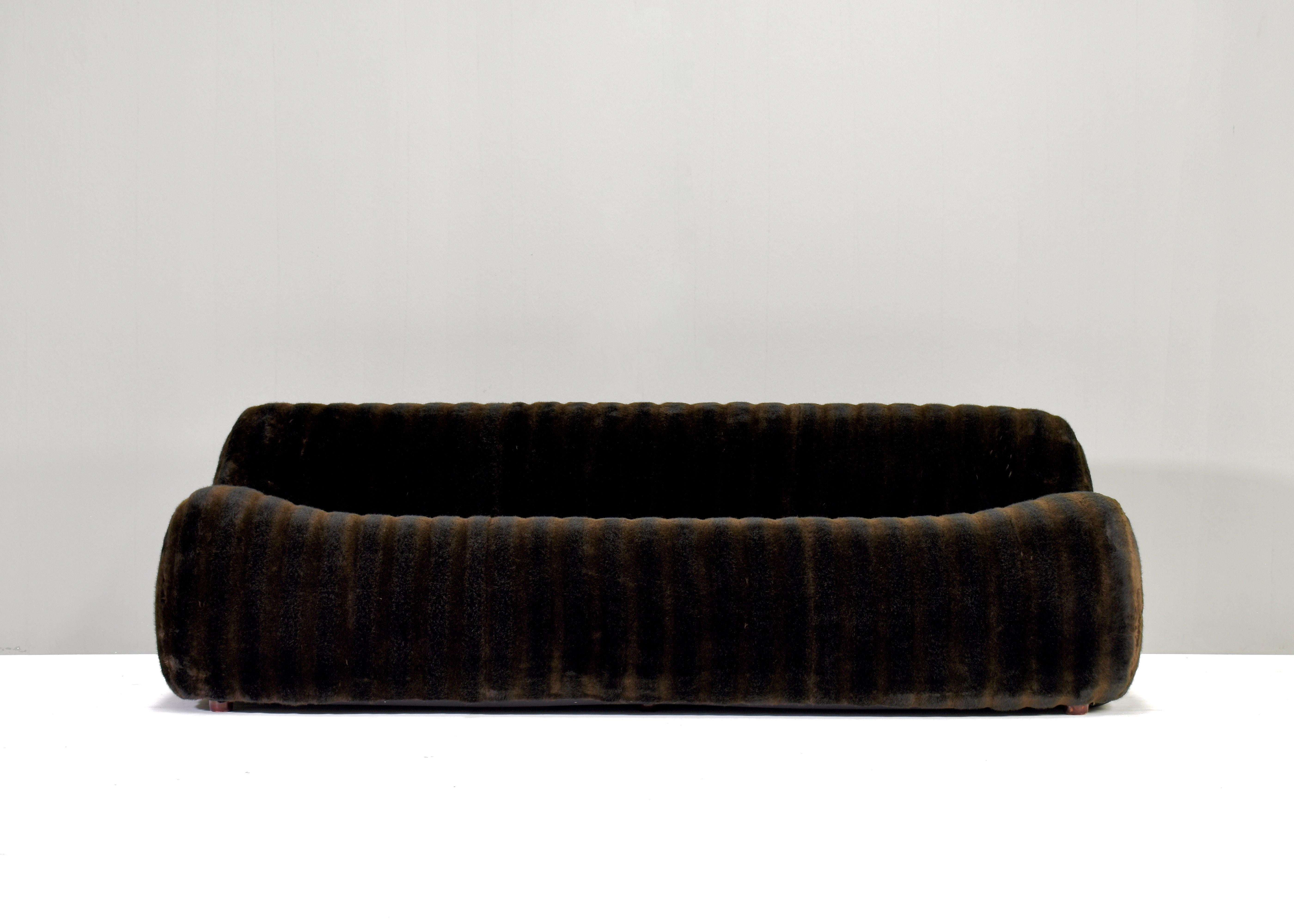 Amazing 1970's Italian Sofa in Original Vintage Faux Fur, Italy, circa 1970 In Good Condition In Pijnacker, Zuid-Holland