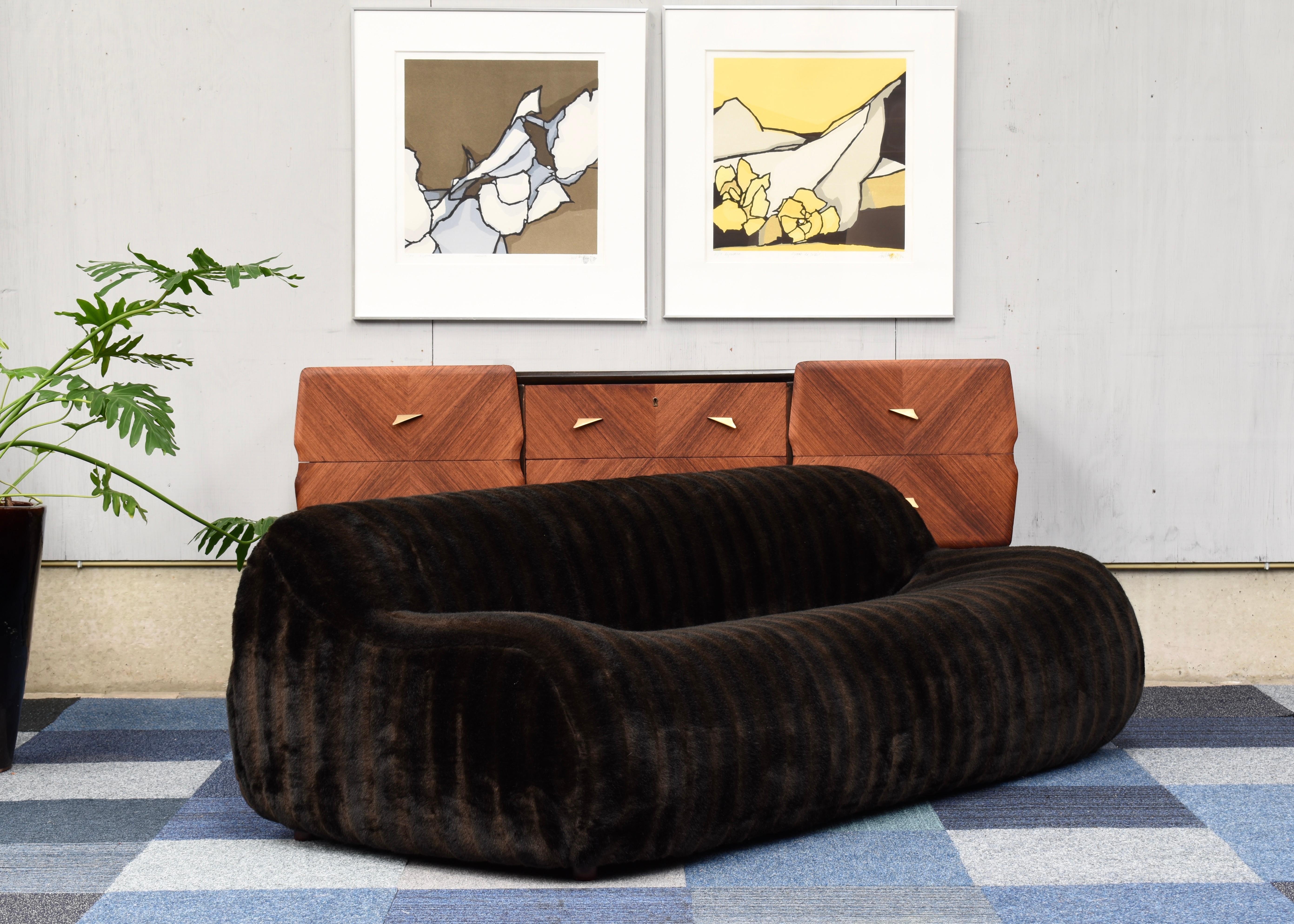 Wunderschönes italienisches Sofa aus originalem Vintage-Kunstpelz aus den 1970er Jahren, Italien, um 1970 3