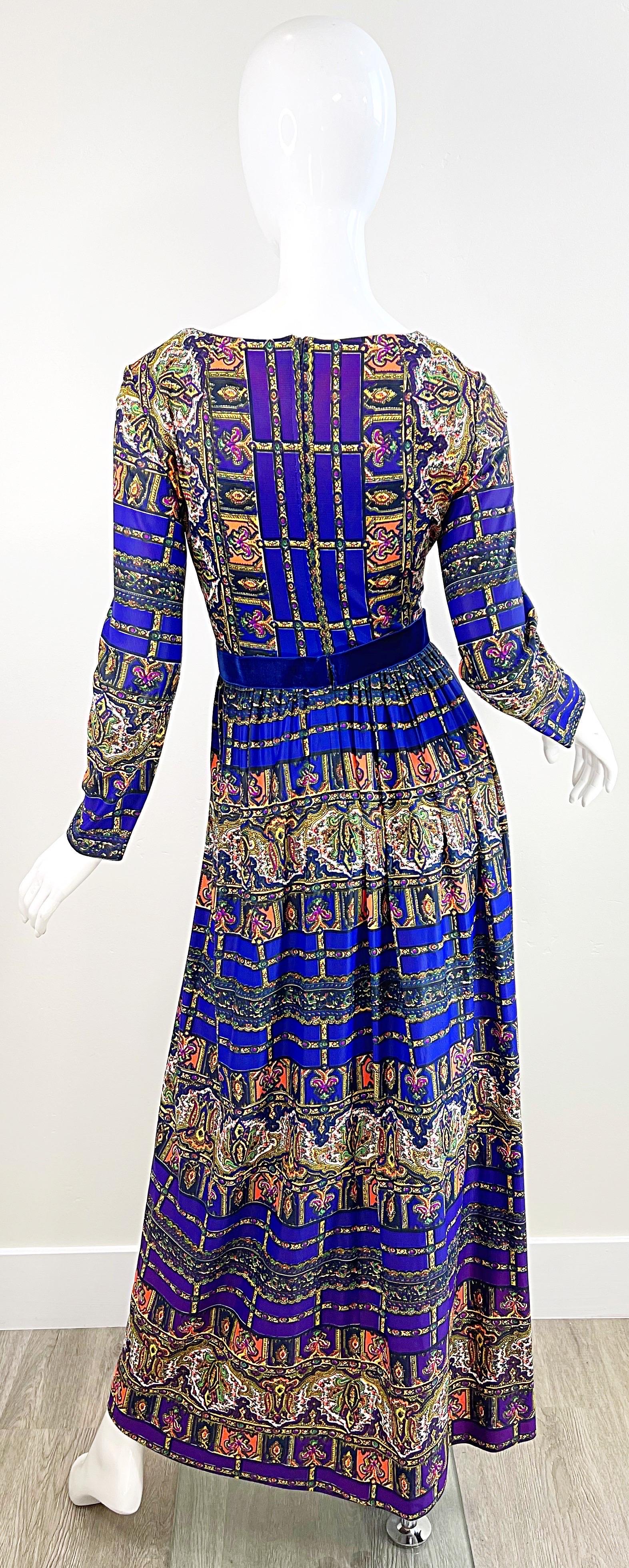 Erstaunlich 1970er Jahre marokkanischen Druck lila bunte Vintage 70er Jahre Jersey Maxi Kleid (Violett) im Angebot