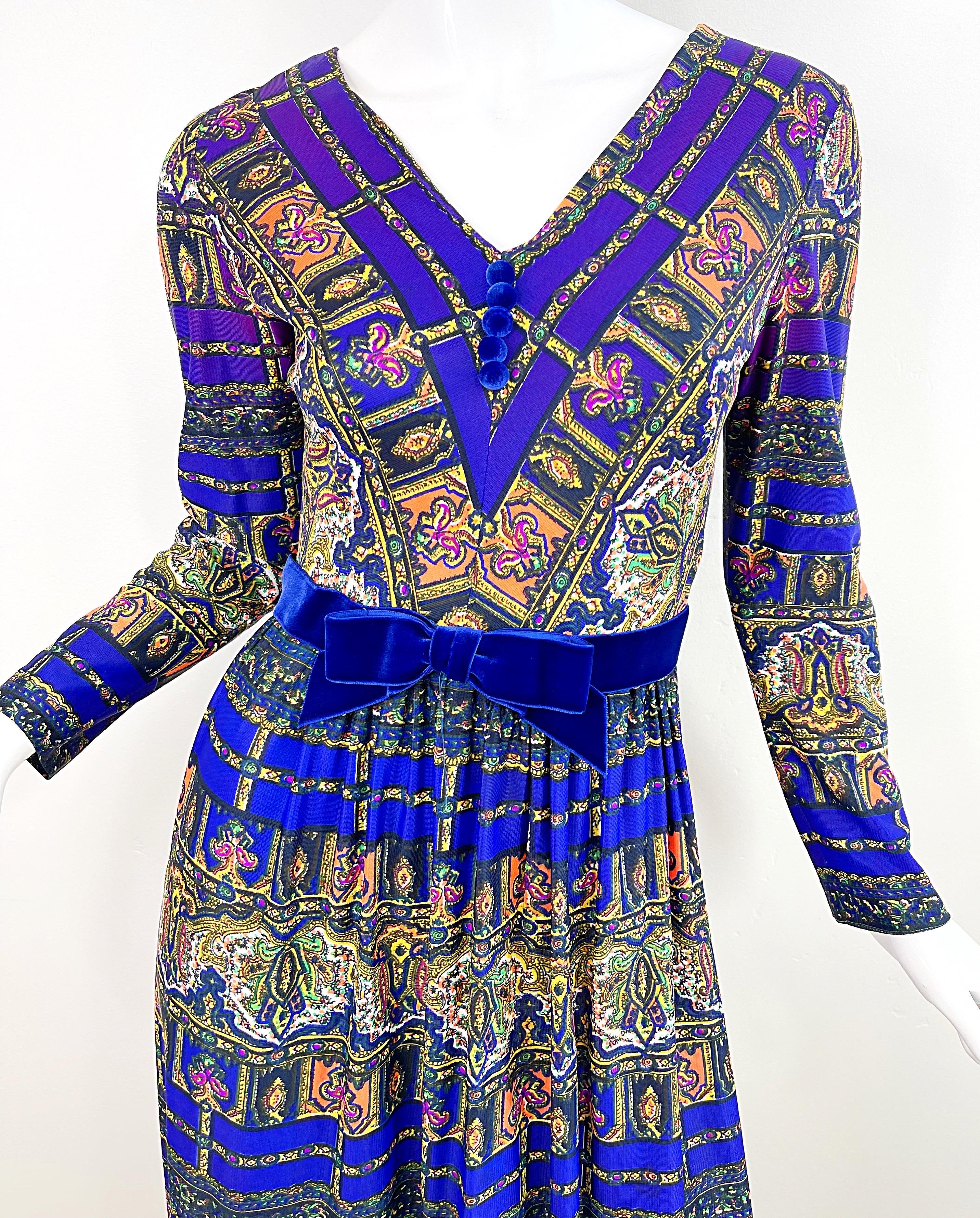 Robe longue en jersey vintage des années 70, imprimé marocain violet et coloré Excellent état - En vente à San Diego, CA