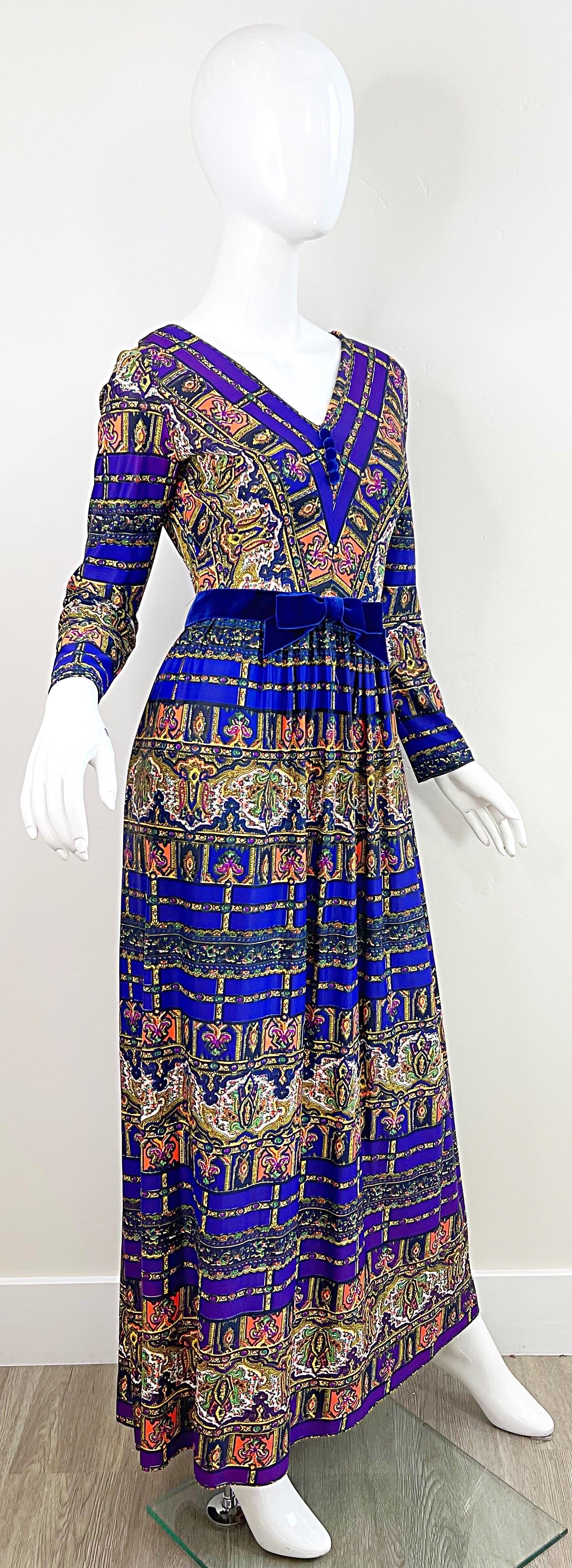 Erstaunlich 1970er Jahre marokkanischen Druck lila bunte Vintage 70er Jahre Jersey Maxi Kleid Damen im Angebot