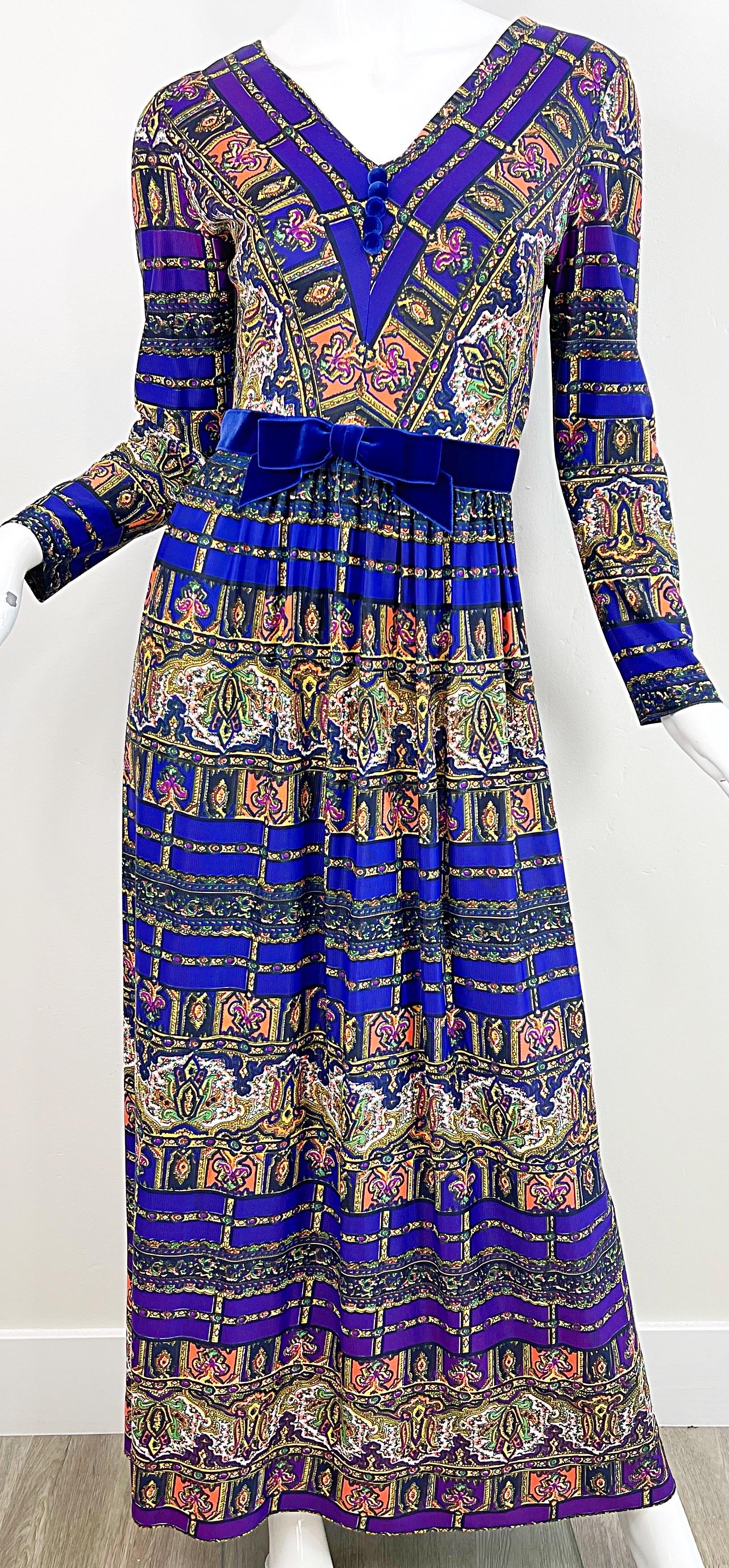 Erstaunlich 1970er Jahre marokkanischen Druck lila bunte Vintage 70er Jahre Jersey Maxi Kleid im Angebot 1