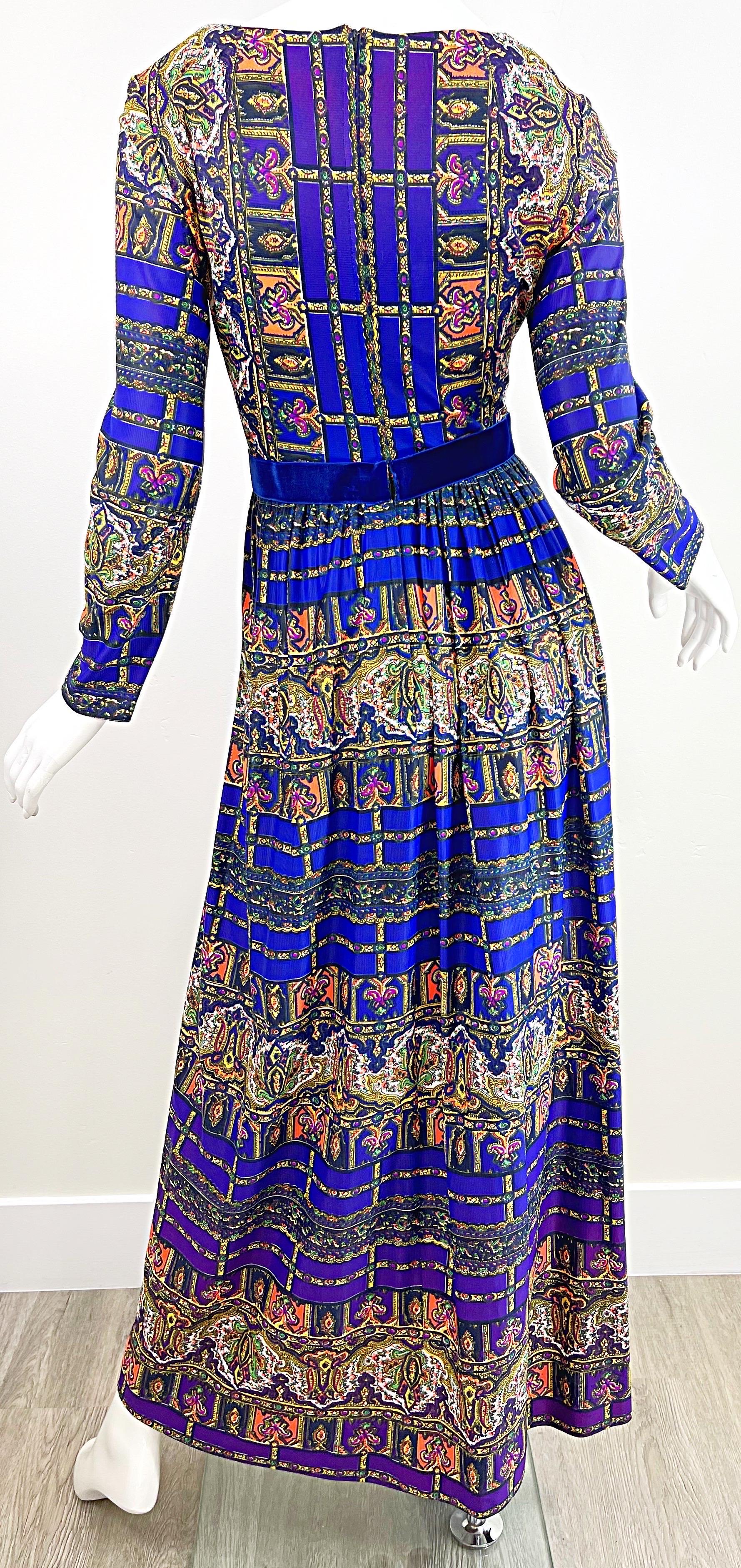Robe longue en jersey vintage des années 70, imprimé marocain violet et coloré en vente 2