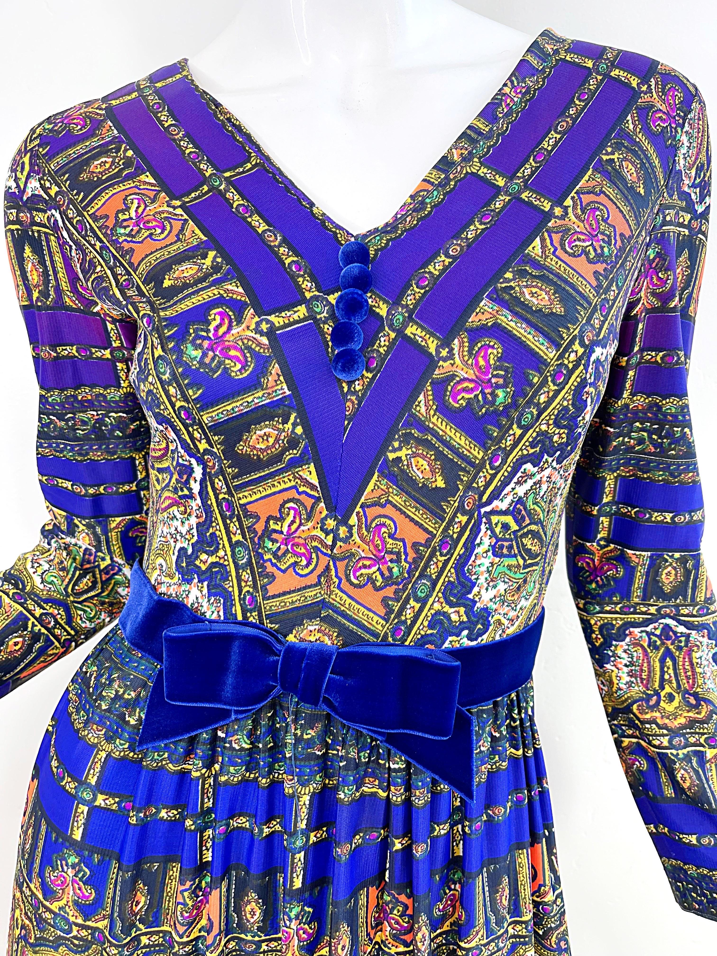Robe longue en jersey vintage des années 70, imprimé marocain violet et coloré en vente 3