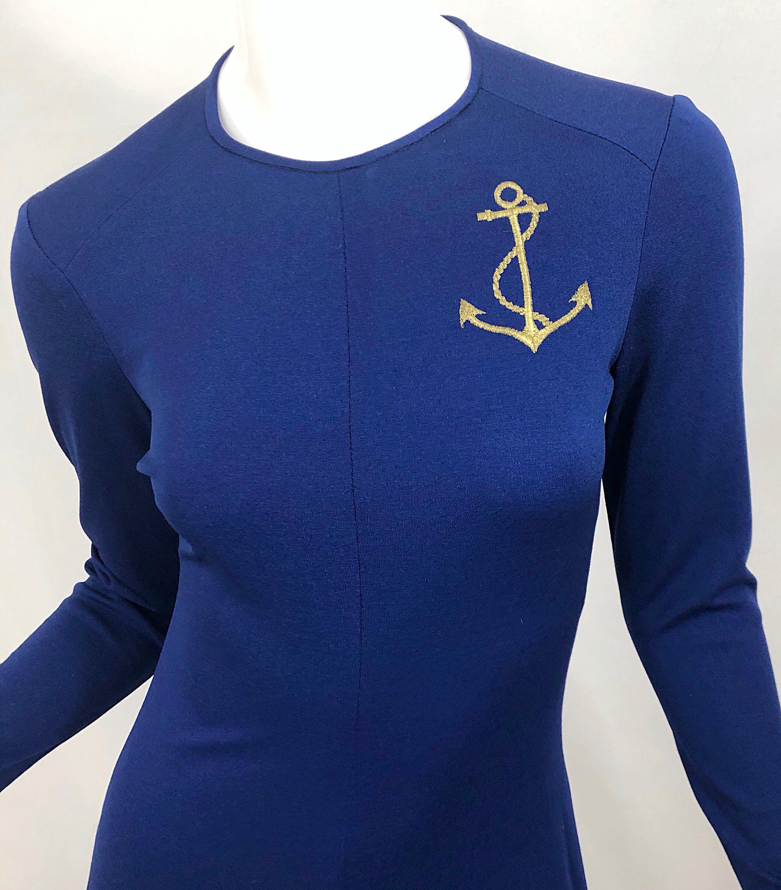 Vintage Jersey-Maxikleid mit nautischem Marineblau-Gold-Anker-Patch aus den 1970er Jahren (Violett) im Angebot