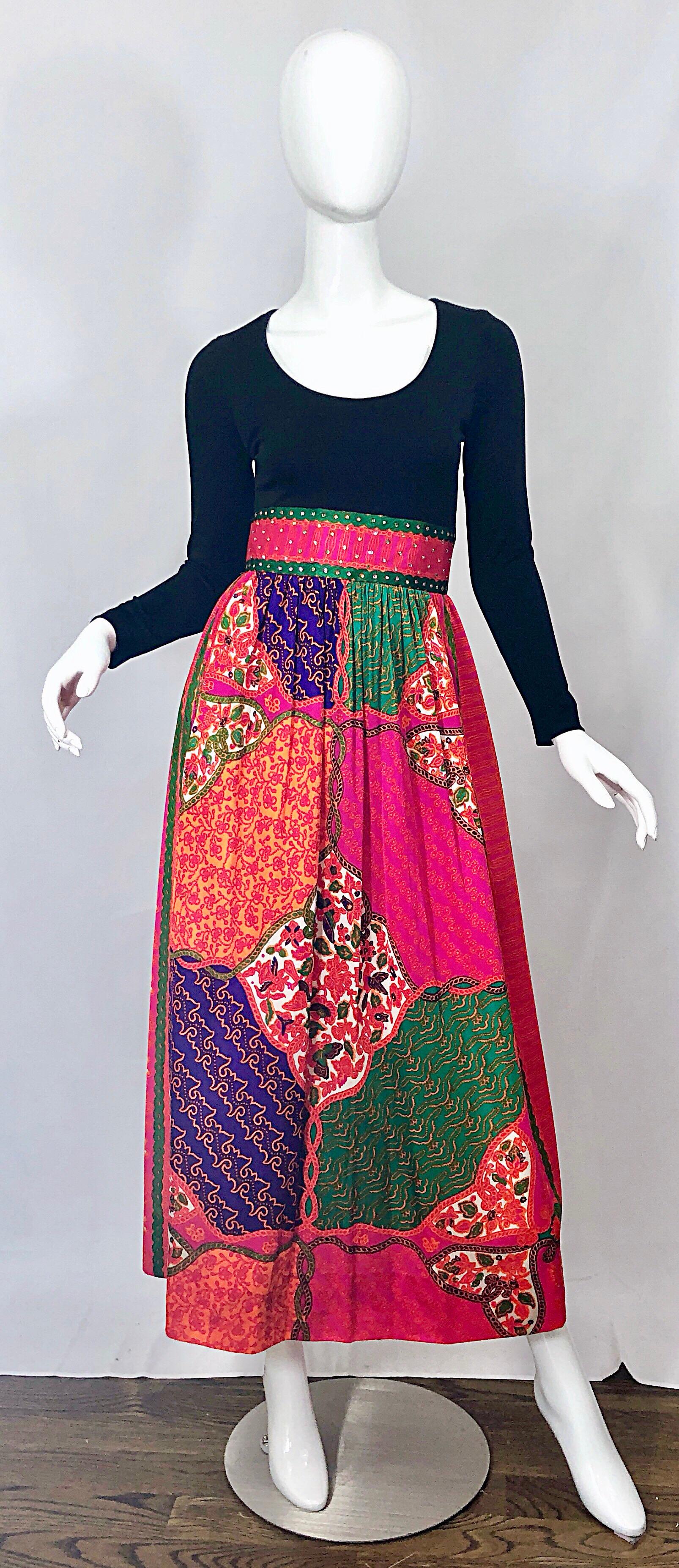 Superbe robe longue vintage des années 1970 en jersey imprimé patchwork multicolore incrusté de strass ! Le corsage en jersey noir à encolure dégagée est taillé sur mesure. Des dizaines de strass cousus à la main à la taille, avec une jupe longue