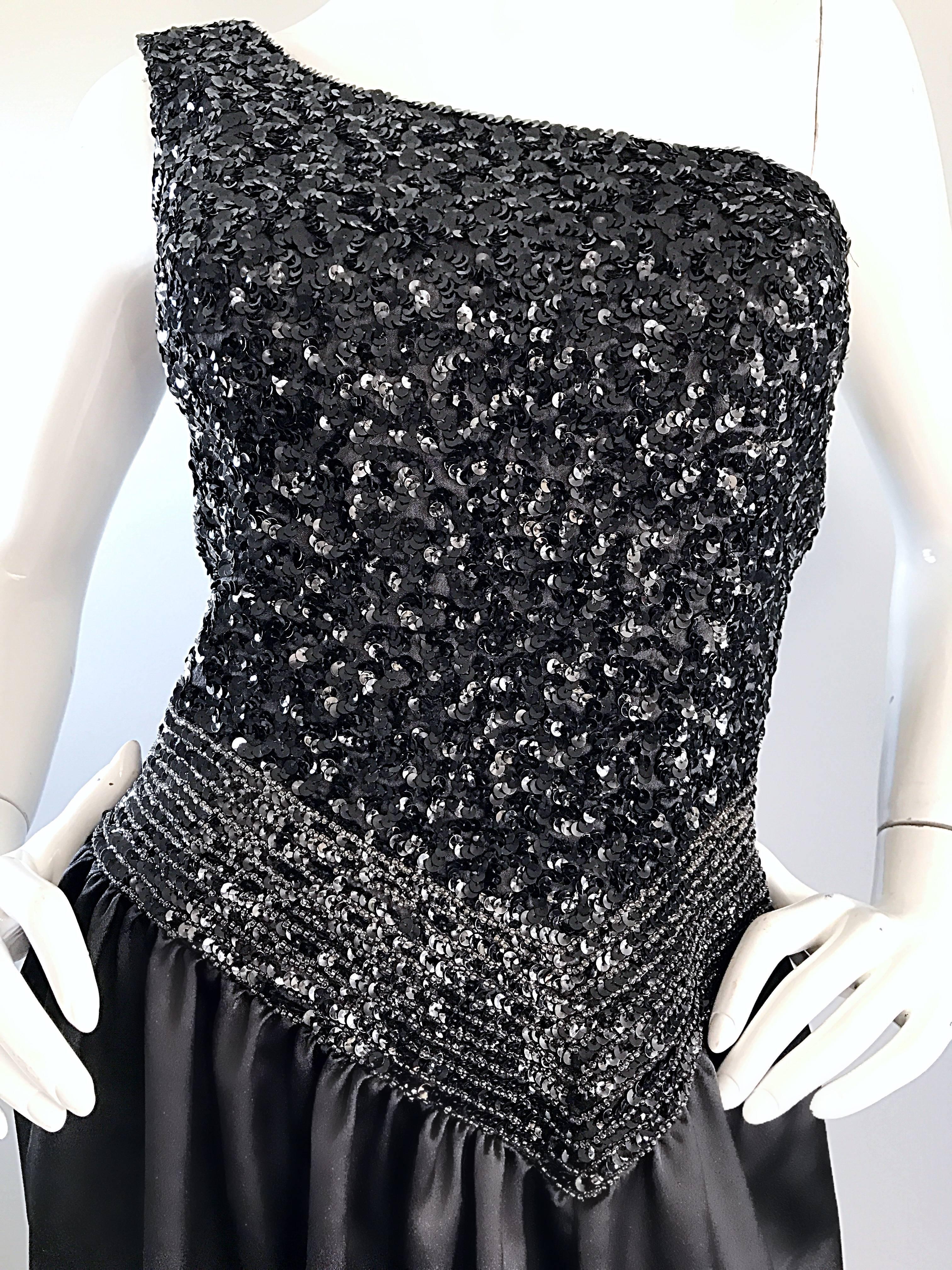 Noir Magnifique robe de soirée asymétrique en soie noire à paillettes vintage des années 1970  en vente