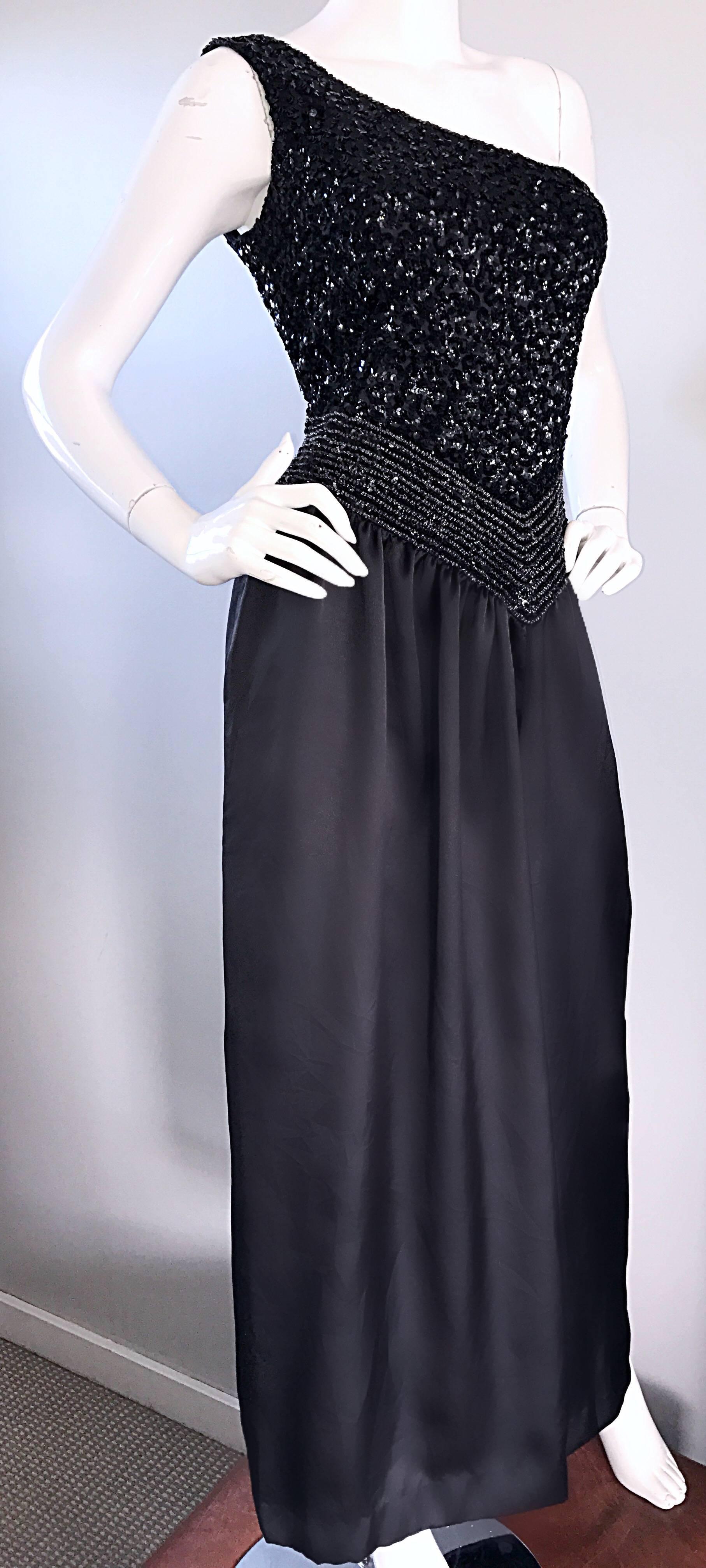 Asombroso vestido de noche 70s Vintage One Shoulder Black Sequin Silk 70s en Excelente estado para la venta en San Diego, CA
