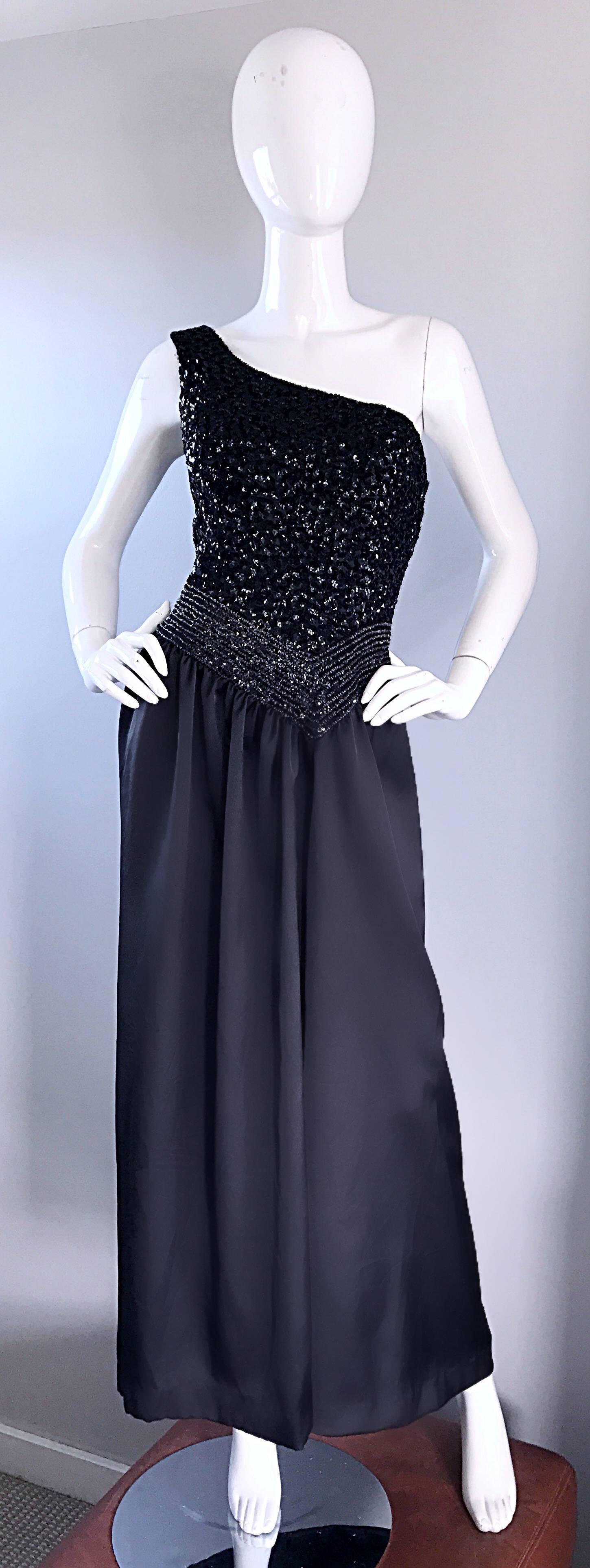 Magnifique robe de soirée asymétrique en soie noire à paillettes vintage des années 1970  en vente 4