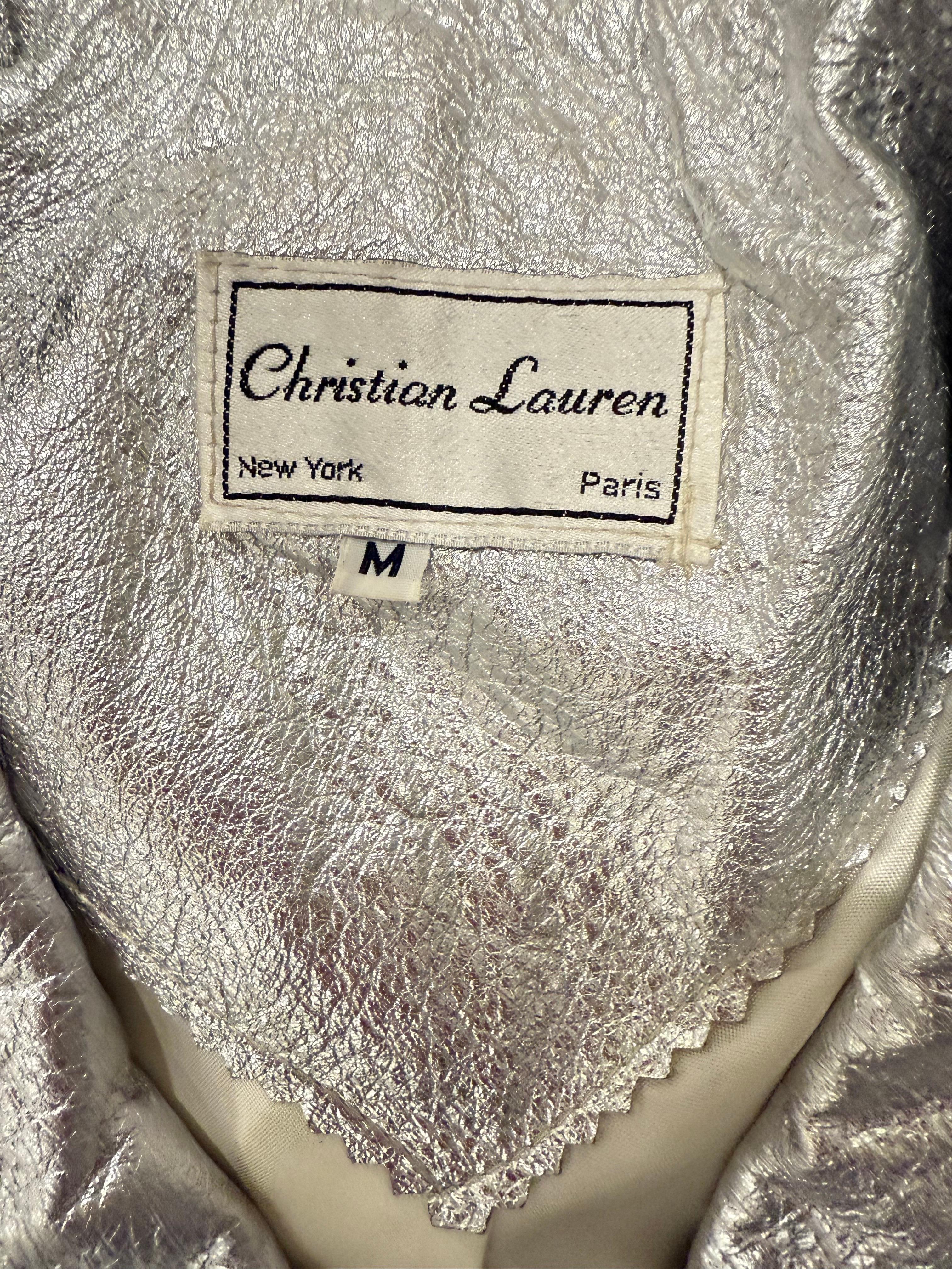 Superbe veste en cuir argenté Christian Lauren of Paris des années 1980 ! Fermeture et manches à boutons-pression. La pièce parfaite à enfiler avec une paire de jeans.
En très bon état. 
Taille marquée Moyenne
Mesures :
Jusqu'à 44 pouces de